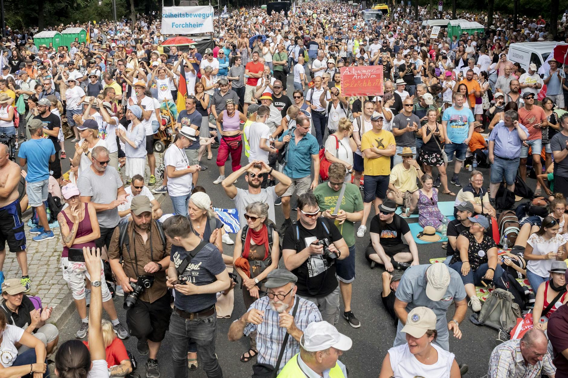 01.08.2020, Berlin: Demonstranten bei einer Kundgebung gegen die Corona-Beschränkungen auf der Straße des 17. Juni
