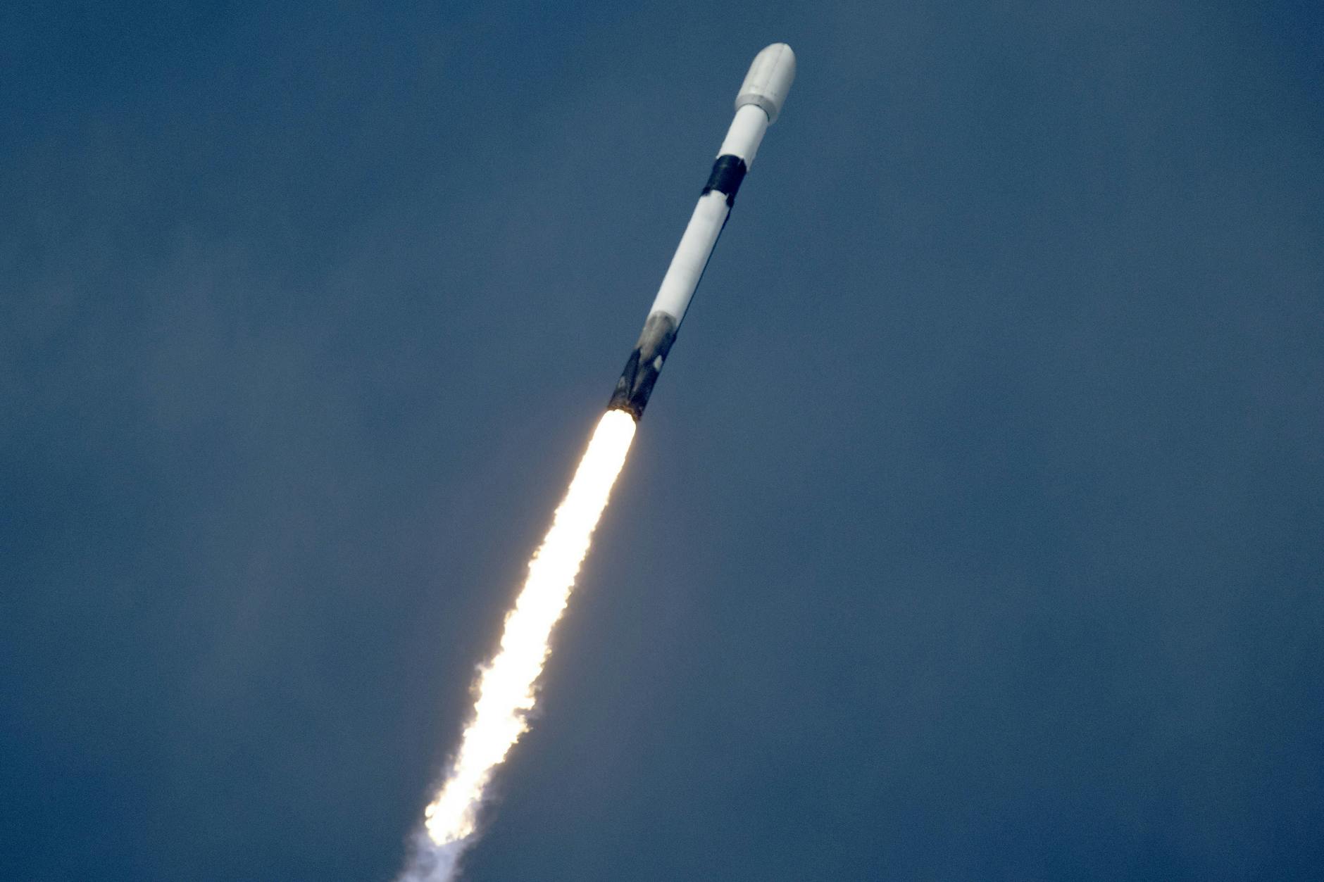 Eine SpaceX-Rakete startet in Cape Canaveral mit 56 Starlink-Satelliten ins All.