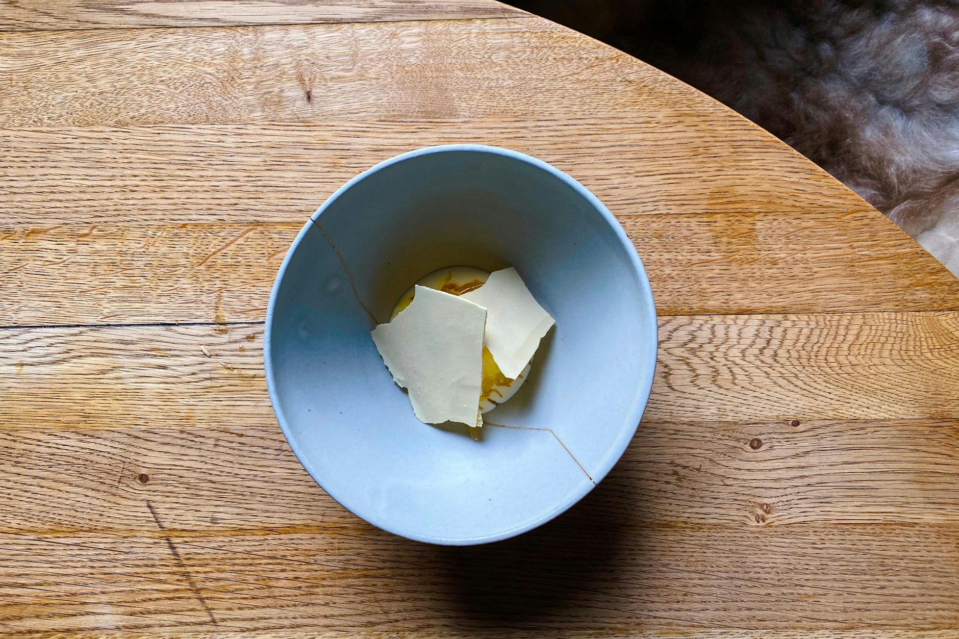 Dieses Safran-Eis schmeckt betörend: Und das Krasse ist, dass der Safran von Brandenburger Krokussen stammt. Nur 30 Gramm erntet man davon an einem Tag, wenn man Glück hat.