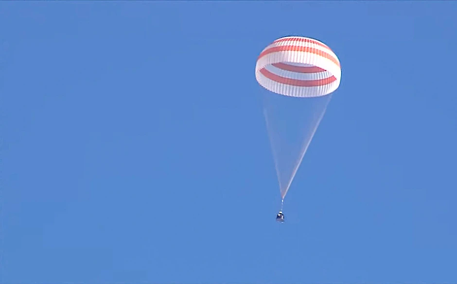 HANDOUT - Die unbemannte Raumkapsel Sojus MS-22 bei der Landung.  ation via AP/dpa