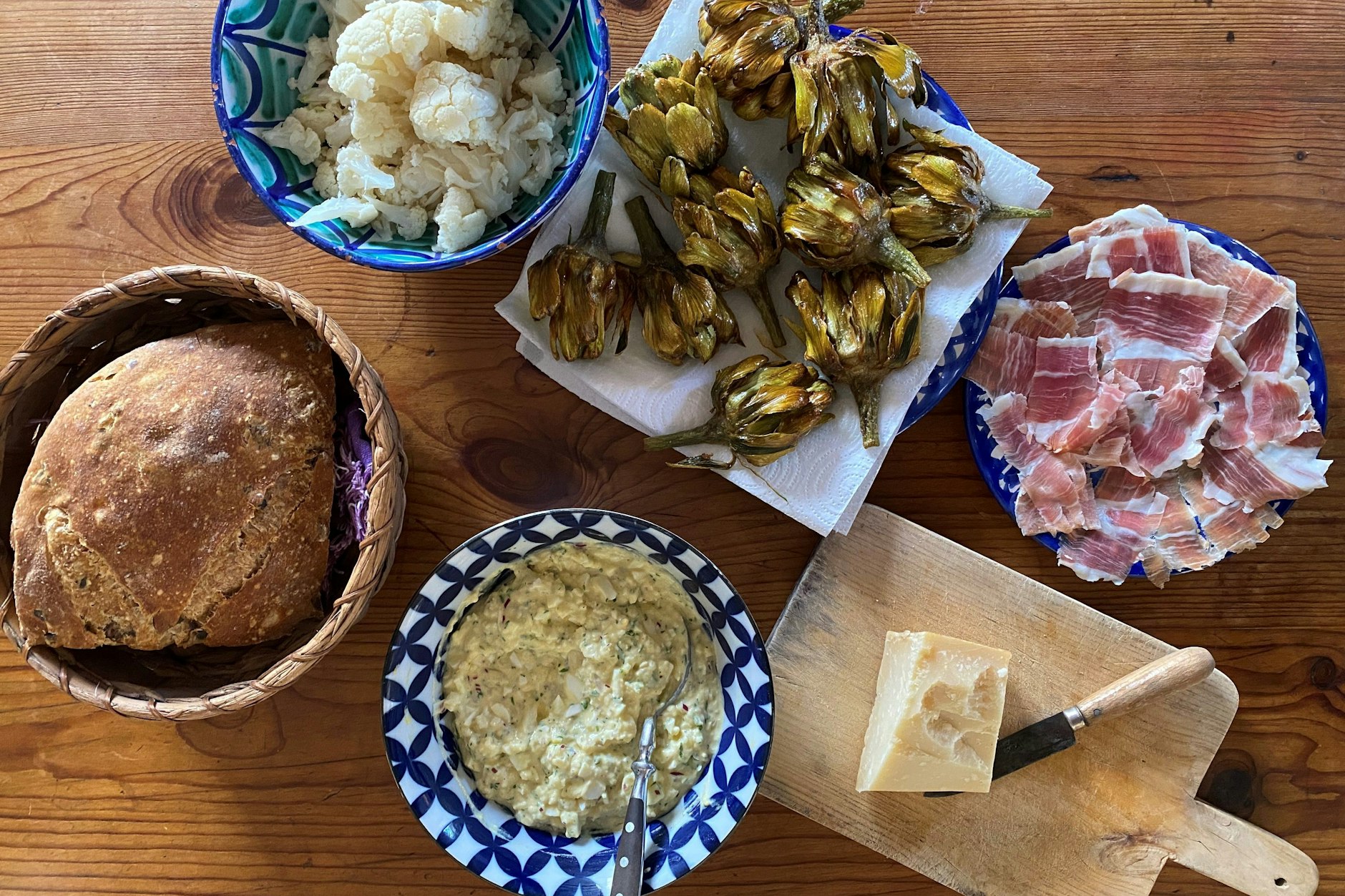 Ein einfaches Essen für den Frühling: Frittierte Artischocken mit Blumenkohl und dazu Gribiche-Soße.
