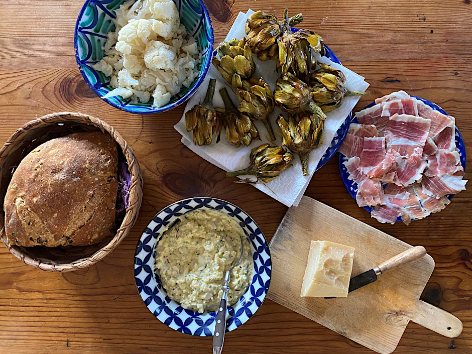 Ein einfaches Essen für den Frühling: Frittierte Artischocken mit Blumenkohl und dazu Gribiche-Soße.