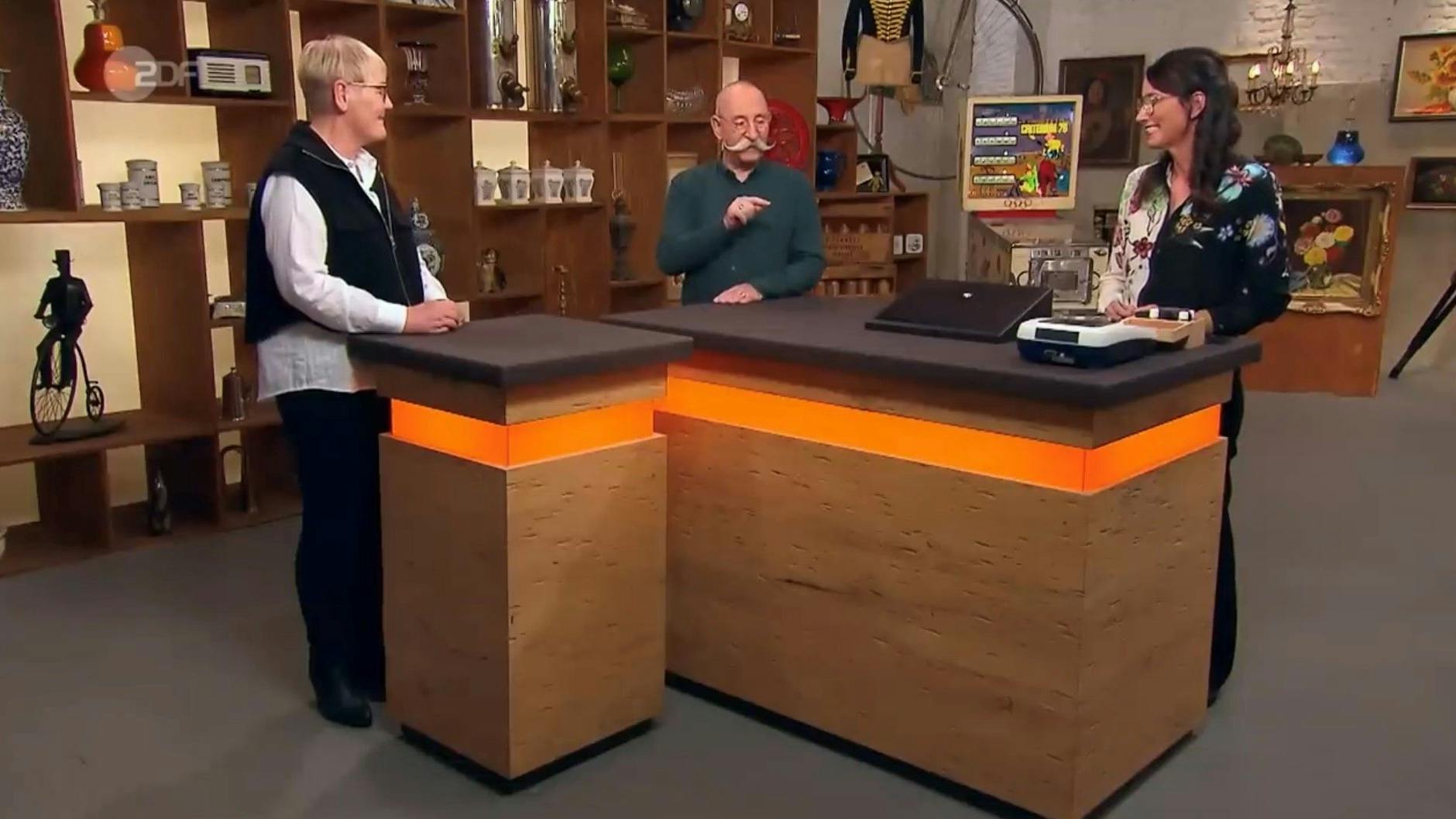 „Bares für Rares“-Expertin Dr. Heide Rezepa-Zabel schwärmt vom 3-Karat-Ring.