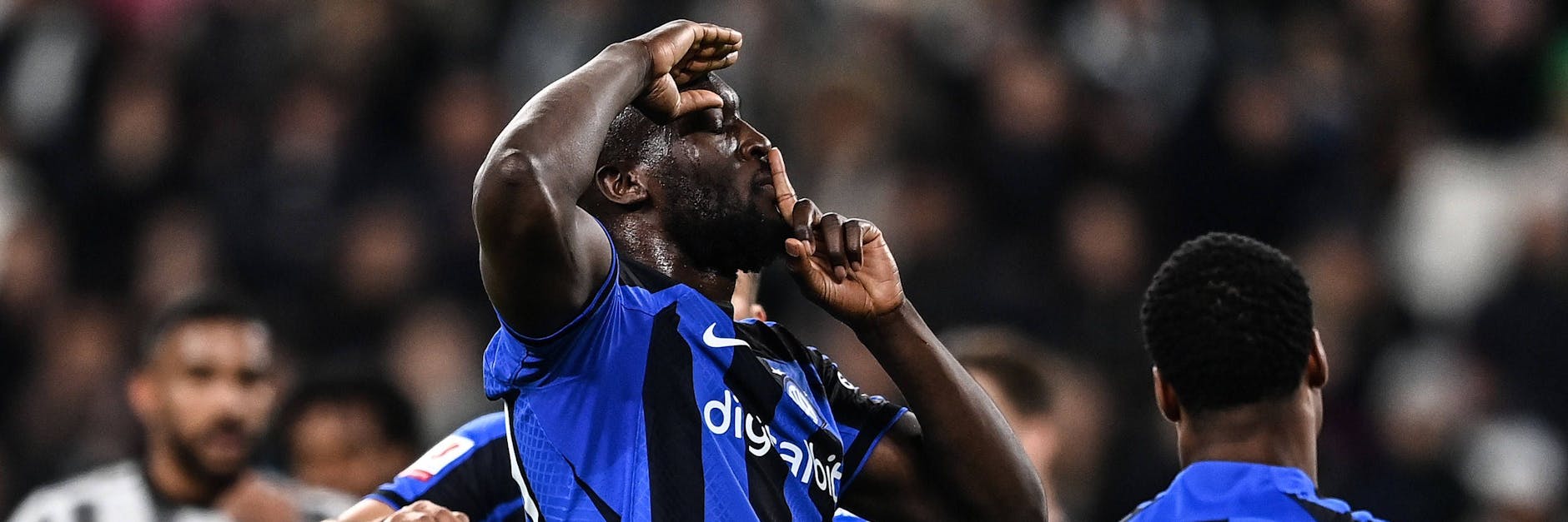 Für diese Geste bekam Inter-Star Romelu Lukaku die Ampelkarte verpasst. Zuvor hatten ihn Schwachmaten, die sich für Juvefans halten, rassistisch beleidigt.