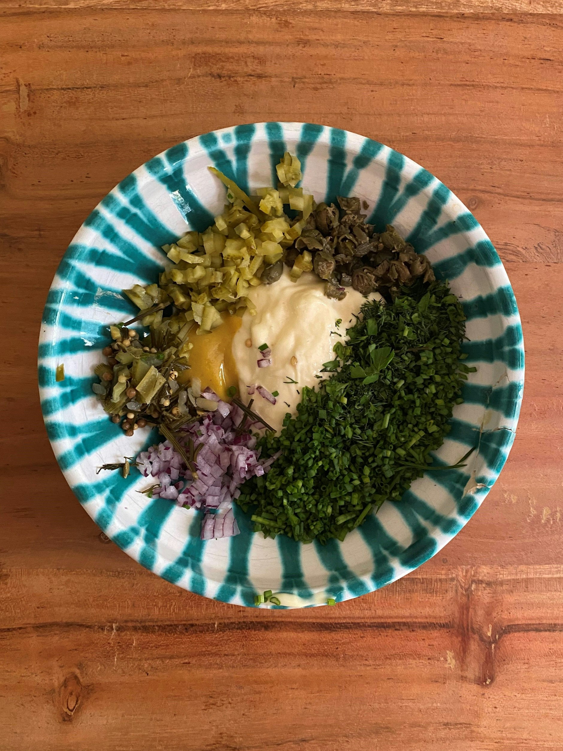 Die Zutaten für die Gribiche ähneln denen für eine Remoulade.