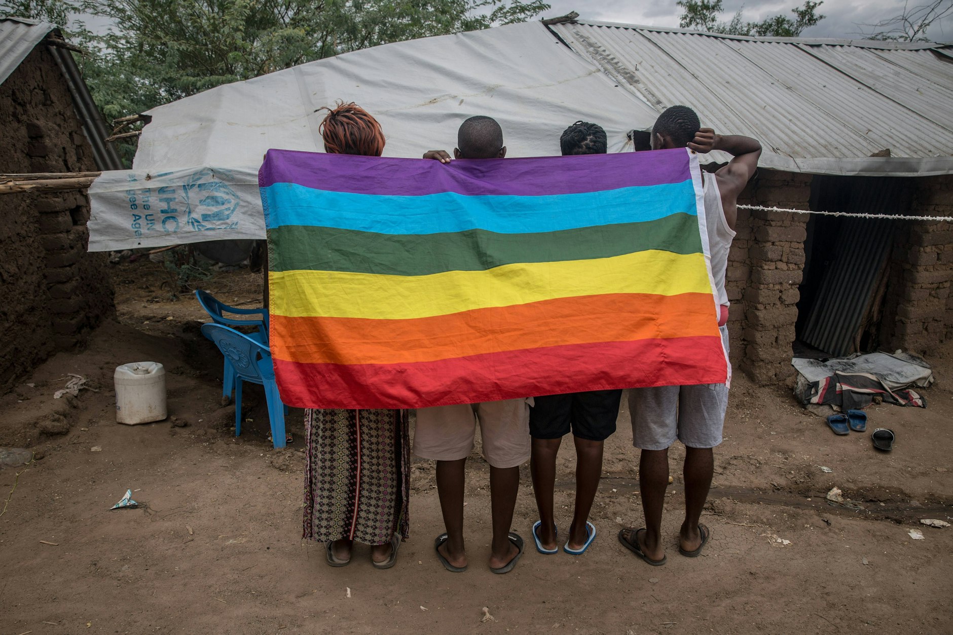 Mitglieder der LGBT-Community aus Uganda im benachbarten Kenia. Für dieses Foto mit der Regenbogenflagge drohen ihnen in ihrem Heimatland schon viele Jahre Gefängnis.