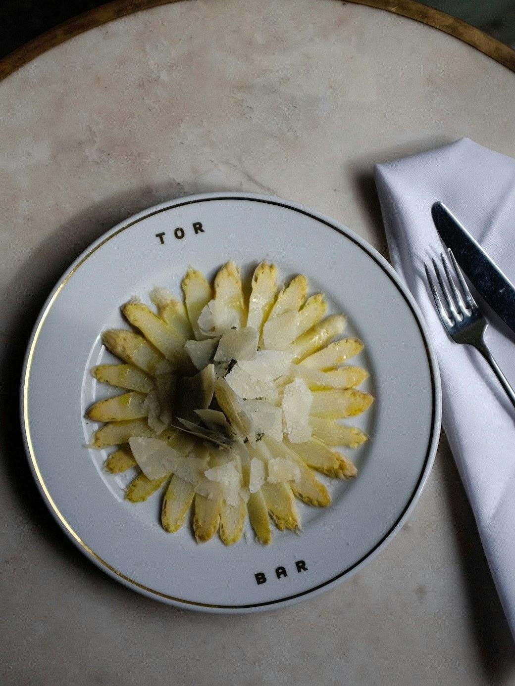 Beelitzer Spargel mit Gribiche-Soße (unter dem Parmesan versteckt), serviert in der Torbar in Berlin.