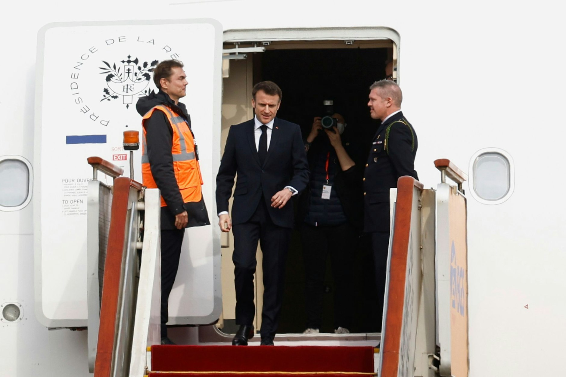 Gelandet: Emmanuel Macron auf dem Beijing Capital International Airport.  dpa