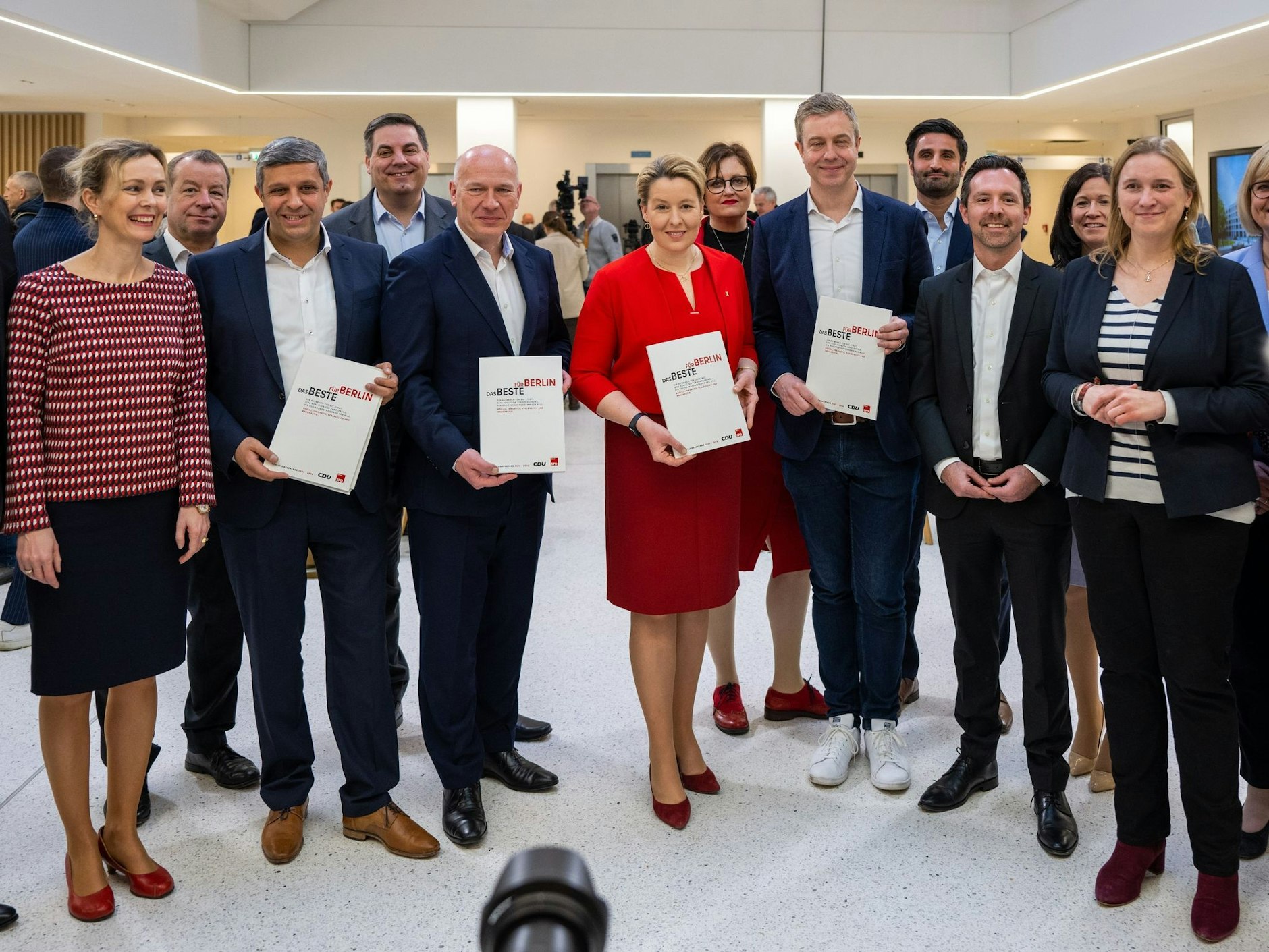 Die Spitzen der Berliner SPD und CDU mit dem Koalitionsvertrag.  