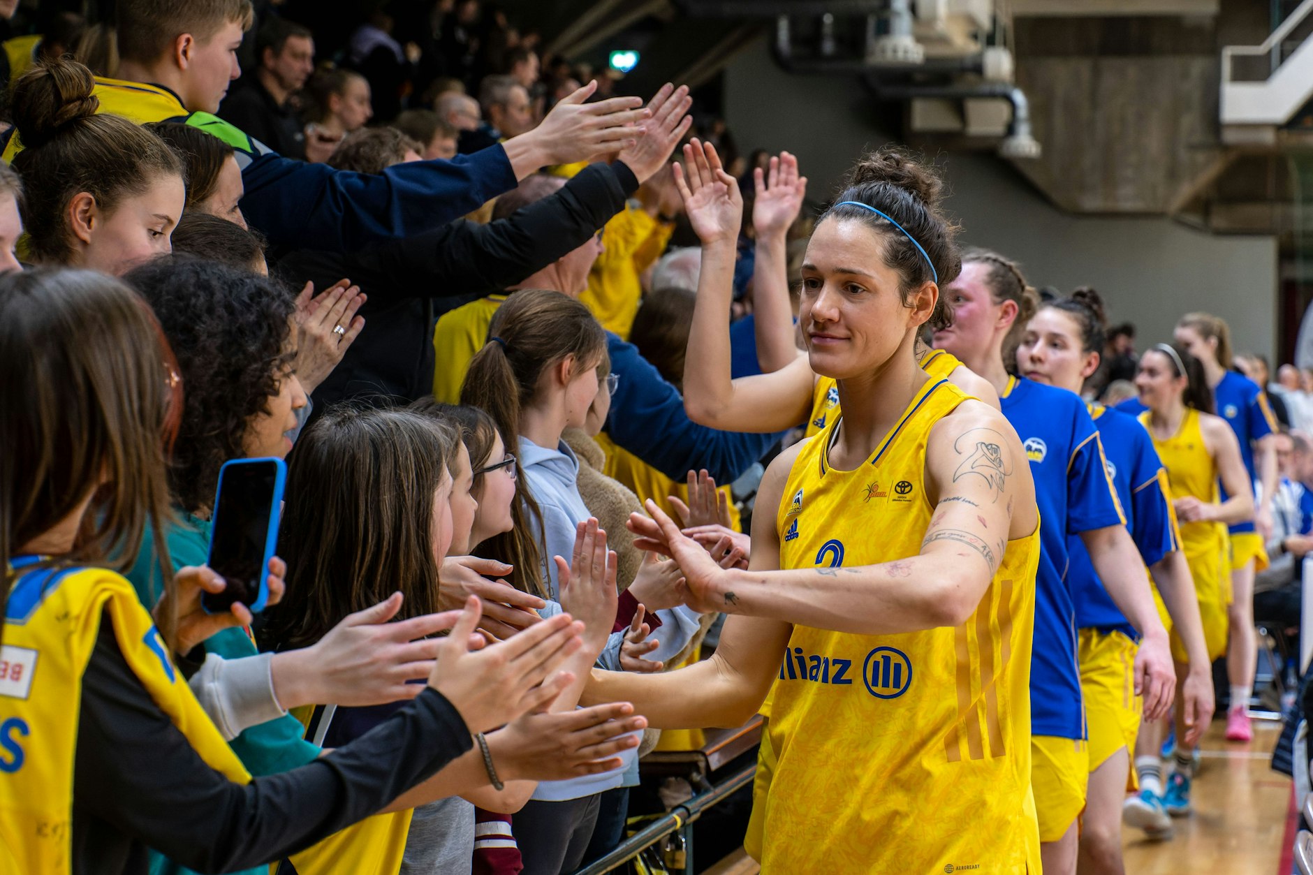 Reichlich Kontakt mit den Fans gibt es für Stefanie Grigoleit und ihre Teamkolleginnen von Alba Berlin in der Sömmeringhalle stets nach den Heimspielen.