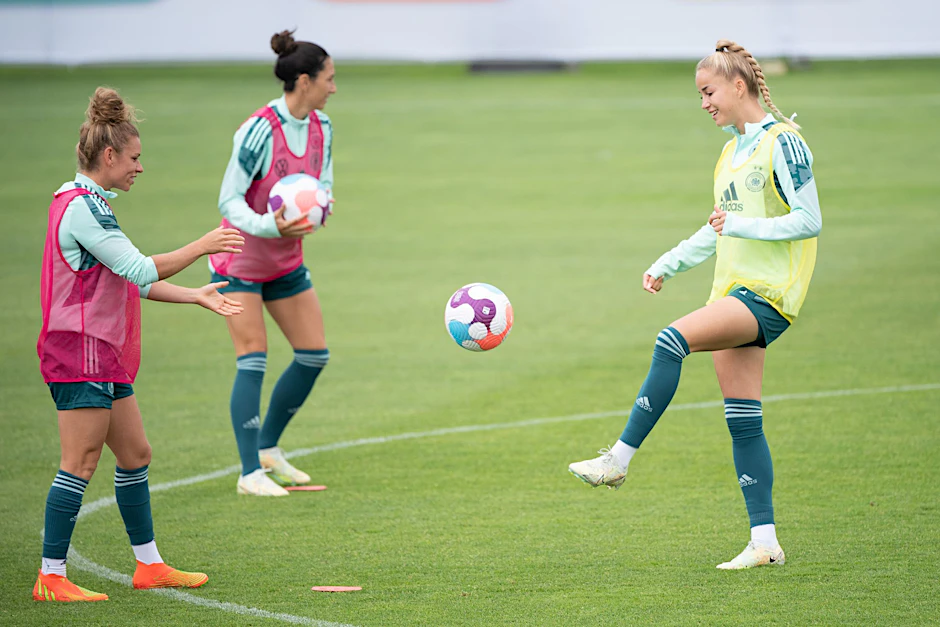 ARCHIV - Deutschlands Linda Dallmann (l) und Giulia Gwinn während einer Trainingseinheit.  