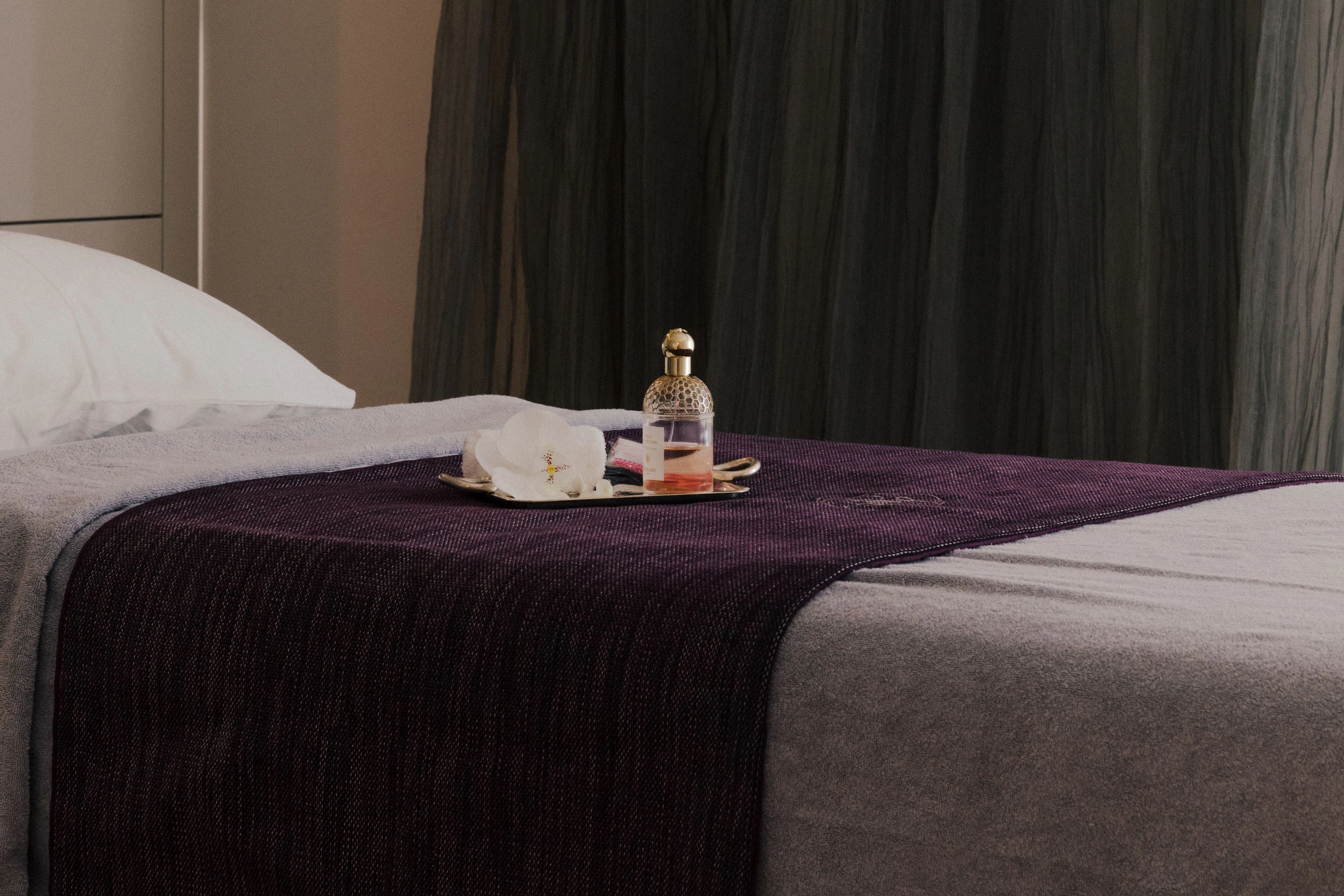 Drinnen ist draußen ganz weit weg: Der Hotel-Spa ist in Kooperation mit der&nbsp;Duftmarke Guerlain entstanden.