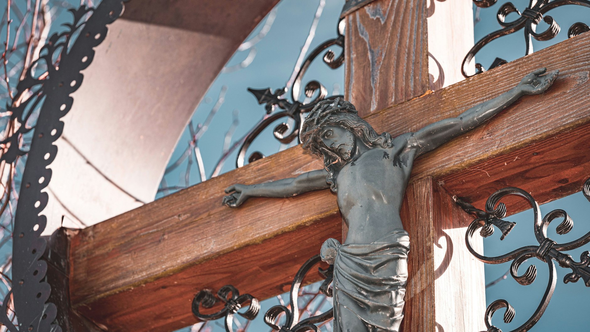 In der Bibel steht: Karfreitag starb Jesus von Nazareth am Kreuz.