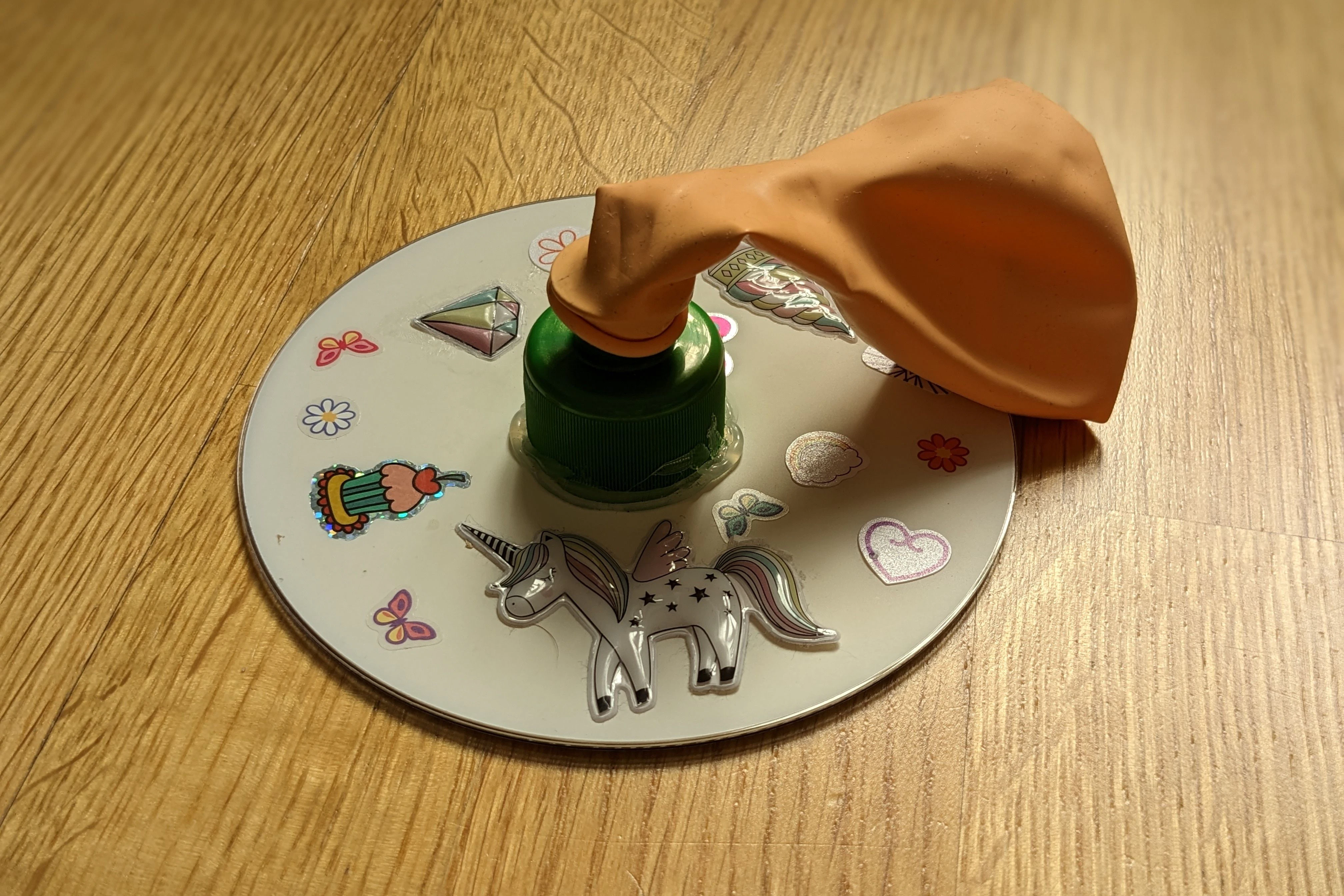Vier „Zutaten“, die Sie bestimmt zu Hause haben, reichen, um eine CD über den Boden schweben zu lassen. Lassen Sie die Kinder die CD verzieren.