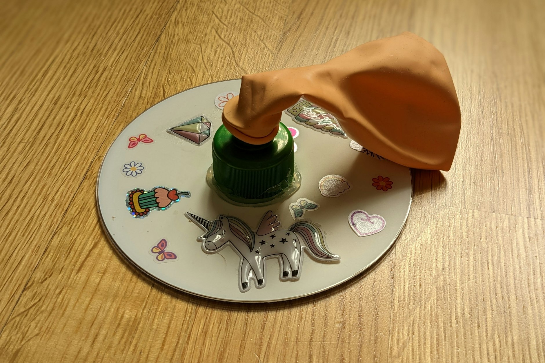 Vier „Zutaten“, die Sie bestimmt zu Hause haben, reichen, um eine CD über den Boden schweben zu lassen. Lassen Sie die Kinder die CD verzieren.