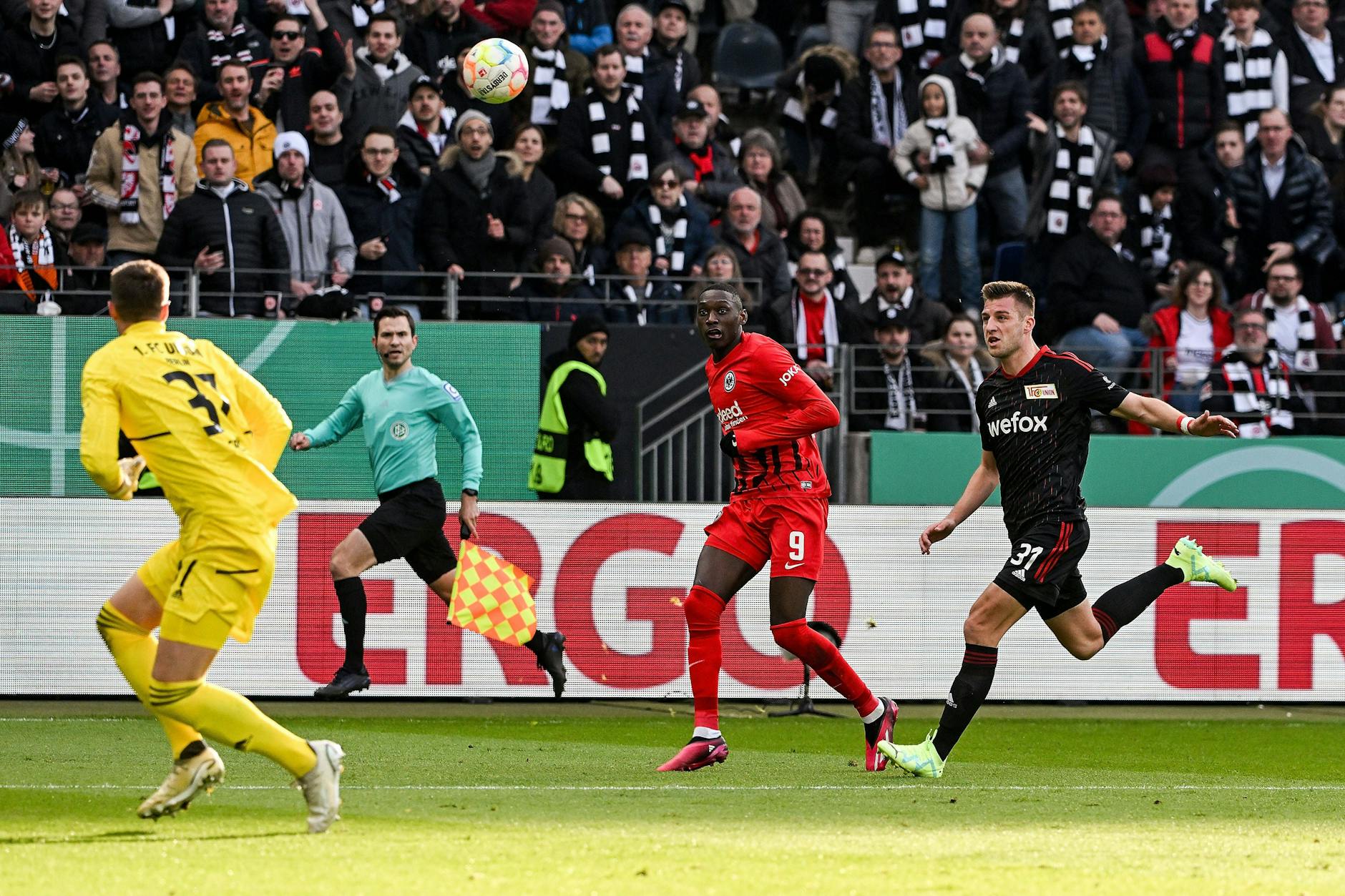 Randal Kolo Muani (Mitte) hängt vor dem Frankfurter 2:0 erst Robin Knoche (r.) ab und überlupft dann Union-Torhüter Lennart Grill. Da war das Spiel schon vorentschieden.