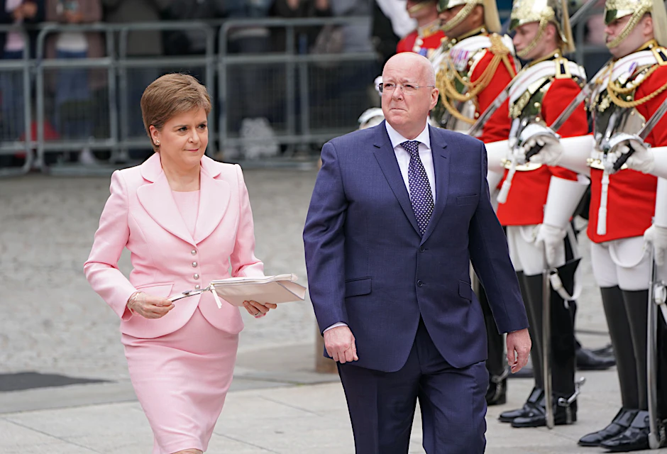 Nicola Sturgeon und ihr Ehemann Peter Murrell im Juni 2022 in London. Damals war Sturgeon noch Premierministerin von Schottland.