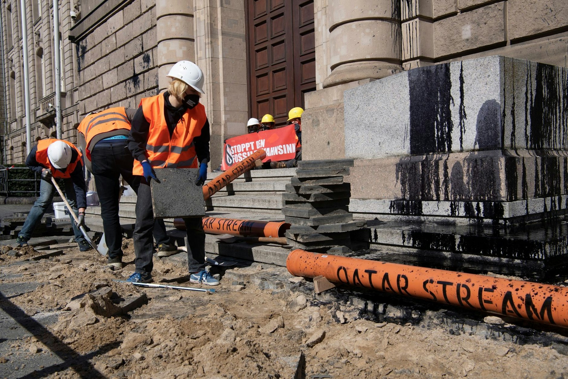 Aktivisten der Gruppe Letzte Generation rissen am 19. April vergangenen Jahres den Gehweg vor dem Bundeswirtschaftsministerium auf, um Rohre für die symbolische Pipeline „Qatar-Stream“ zu verlegen.