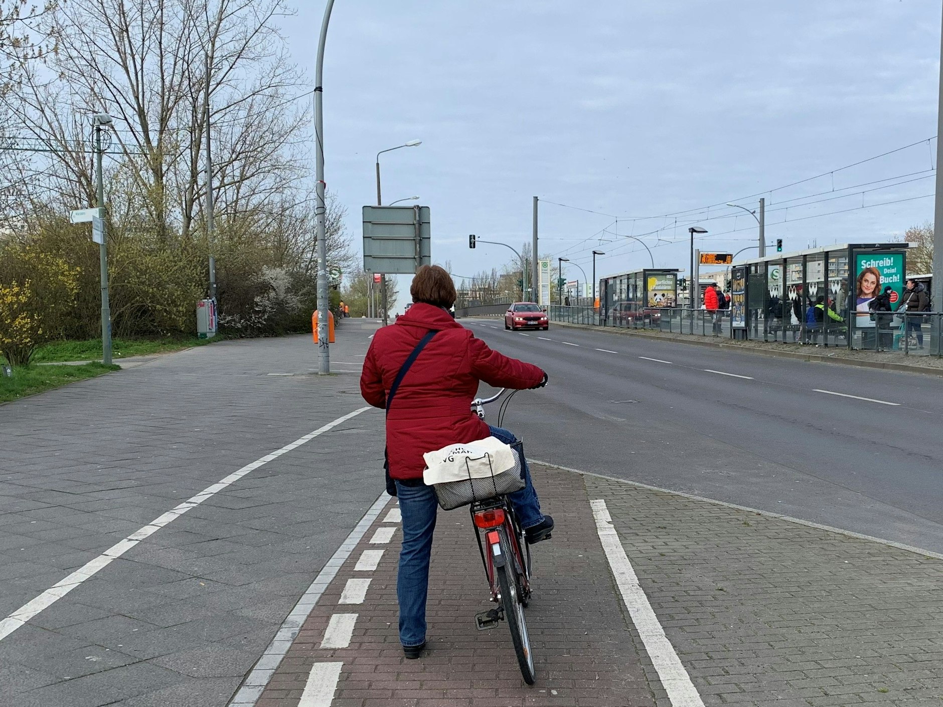 Mit einem sehr klaren Wort beschrieb diese Radlerin die Führung des Doppel-Radwegs. Bis zum Bau der Haltestellen-Bucht konnte man entgegen der Fahrtrichtung bis zur Radrampe fahren, die in Höhe der Laterne links zur Pablo-Picasso-Straße führt.