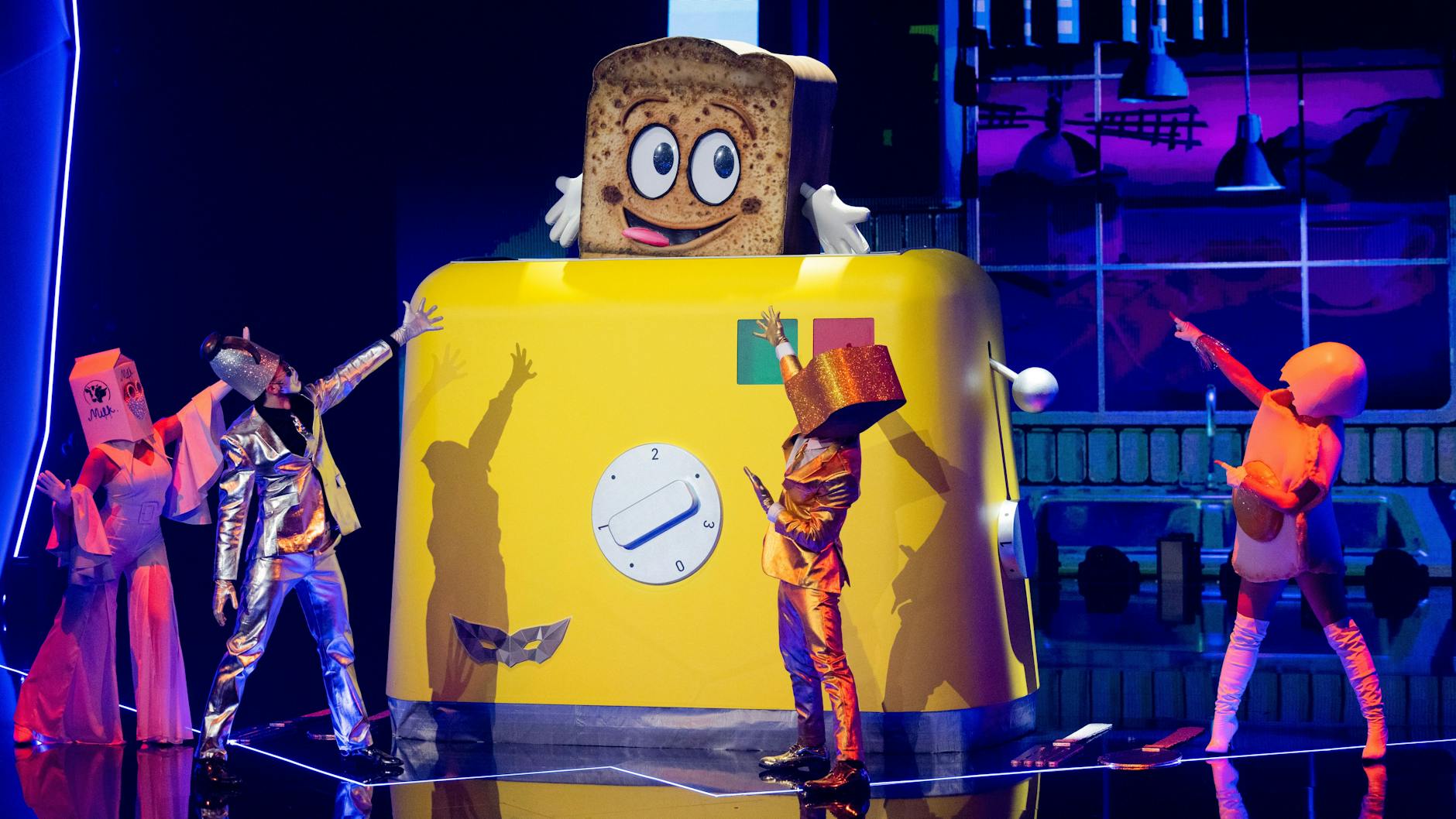 Der Toast kam auf der Bühne bei „The Masked Singer“ aus einem XXL-Toaster.