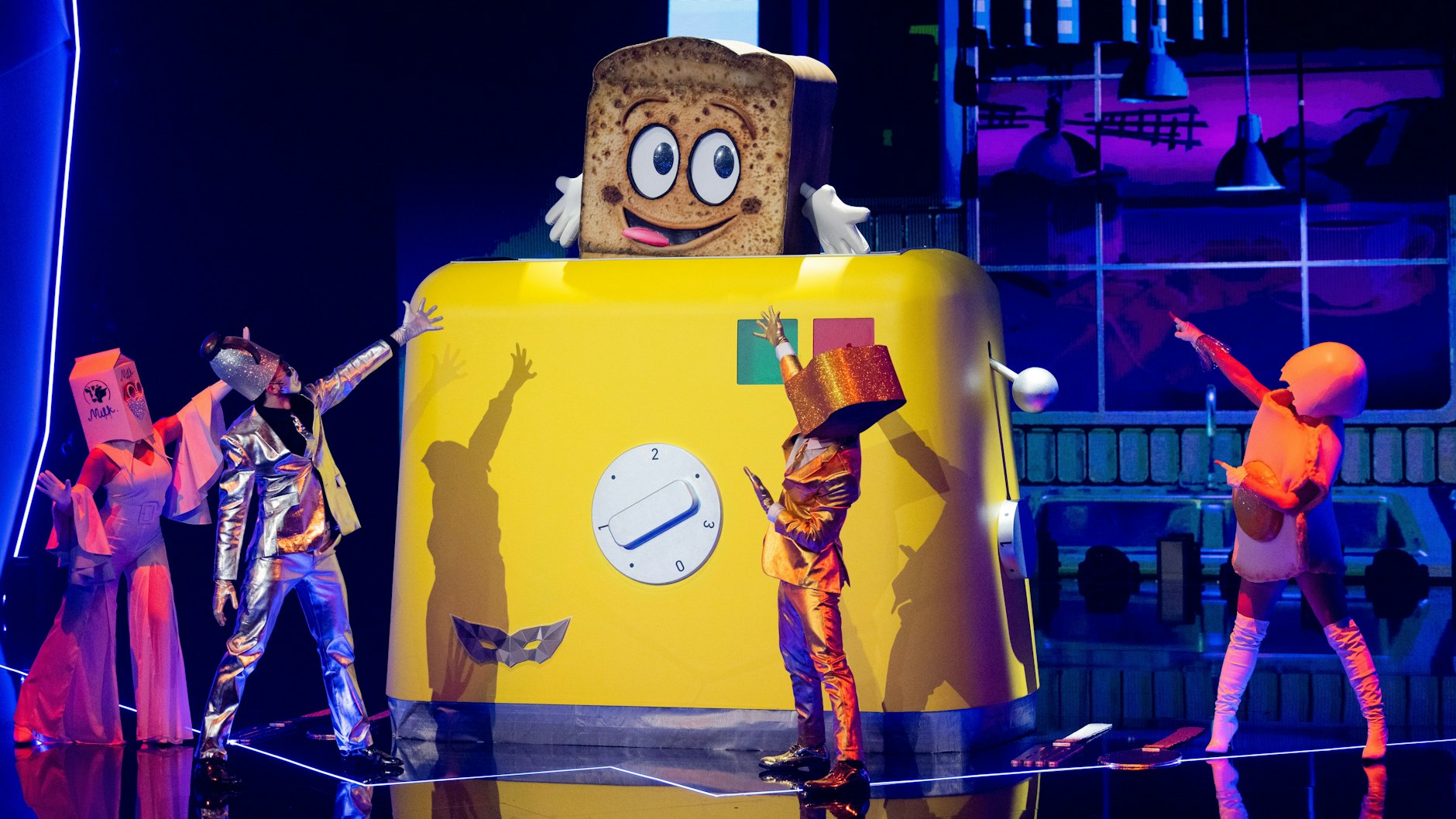 Der Toast kam auf der Bühne bei „The Masked Singer“ aus einem XXL-Toaster.