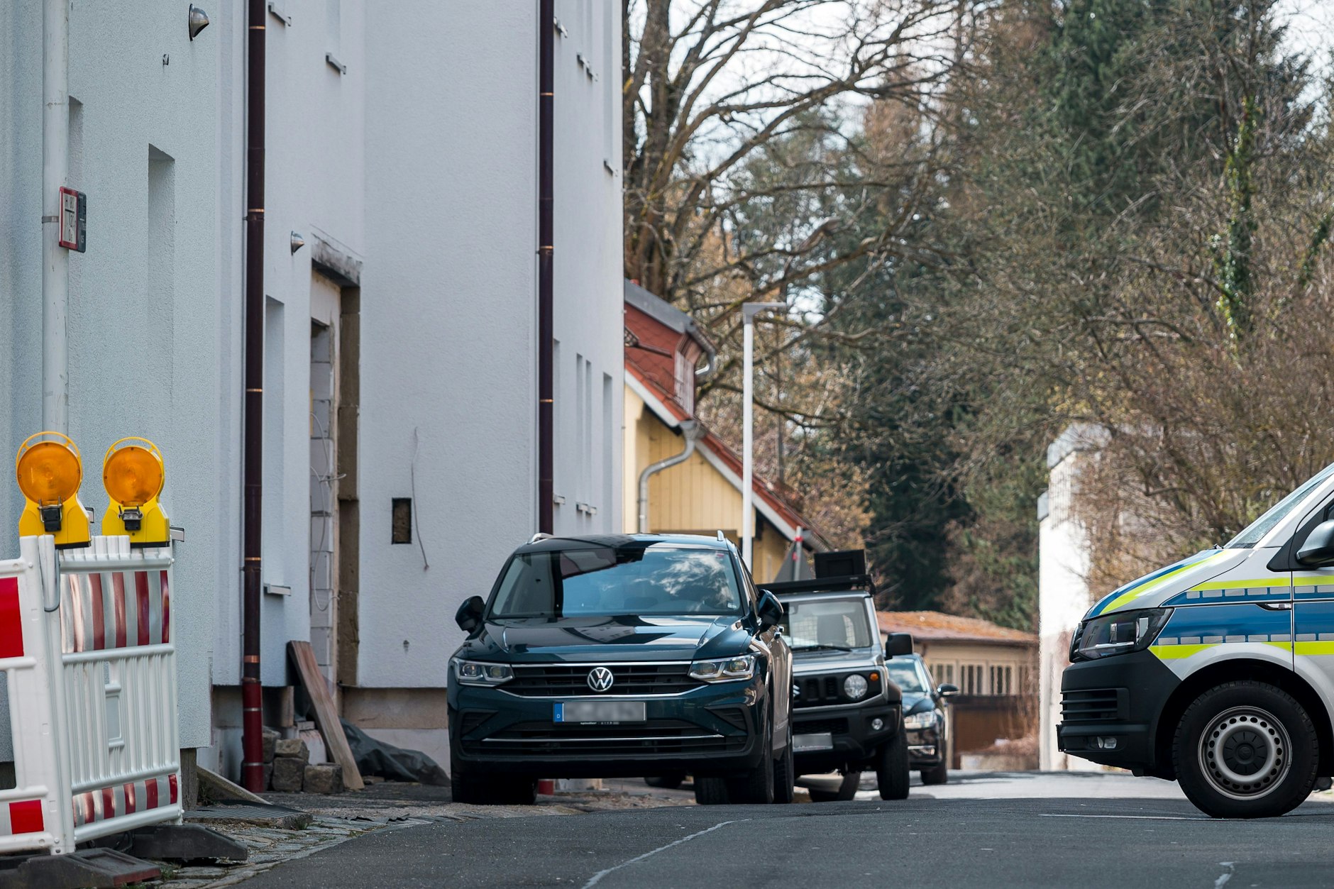 Ein Einsatzwagen der Polizei steht vor der Kinder- und Jugendhilfe-Einrichtung in Wunsiedel (weißes Haus auf der linken Seite), in der das Kind starb.