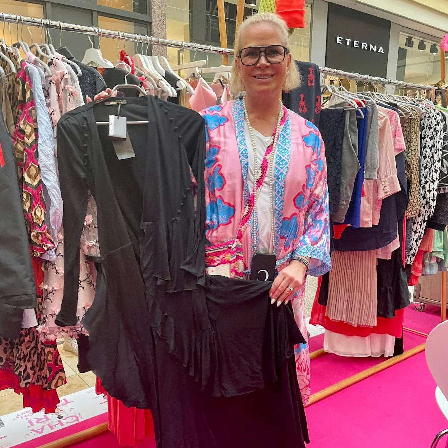 Claudia Effenberg brach bei einem Charity-Flohmarkt in Hamburg wegen eines Kleides in Panik aus.