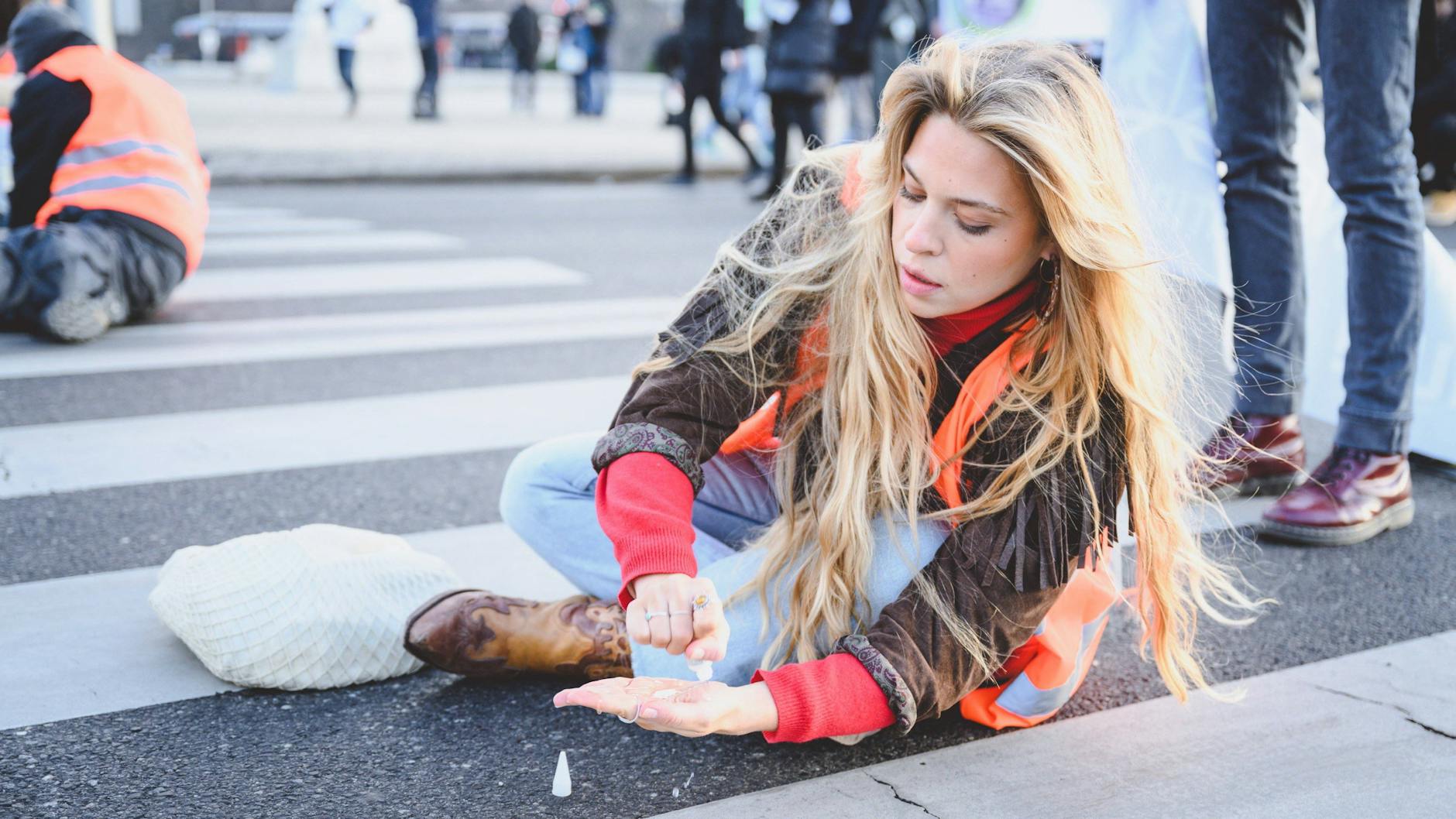 Immer wieder beteiligte sich Anja Windl an Klima-Protesten und klebte sich an die Fahrbahn fest, wie hier in Wien.