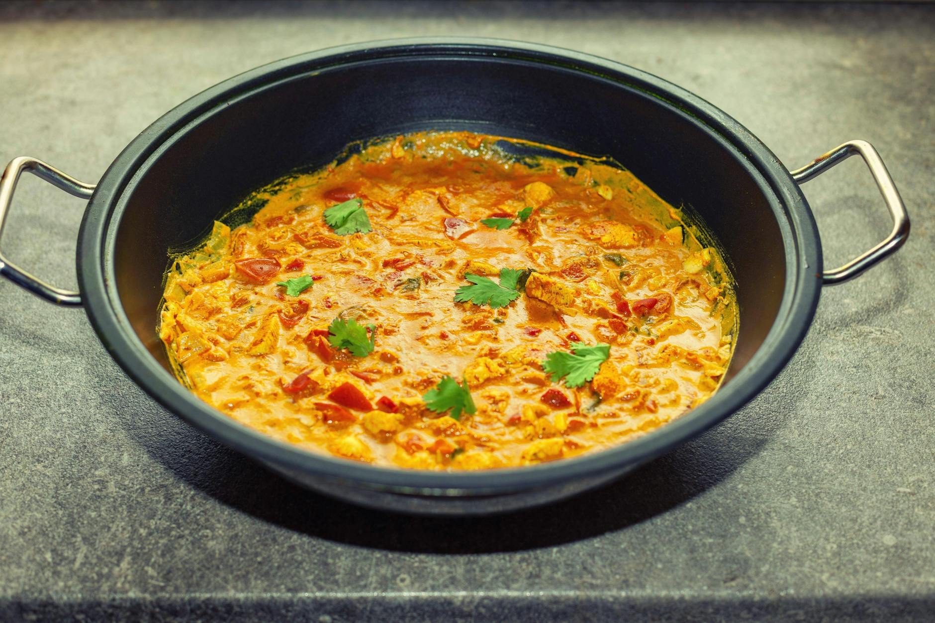 Das leckere Hähnchen-Curry wie vom Inder kann man zu Hause einfach selber machen.