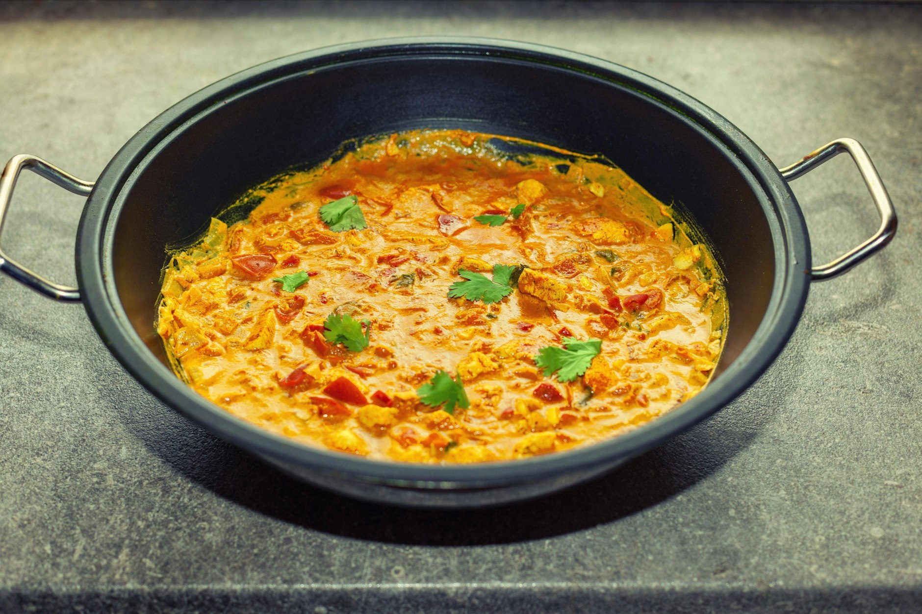 Das leckere Hähnchen-Curry wie vom Inder kann man zu Hause einfach selber machen.