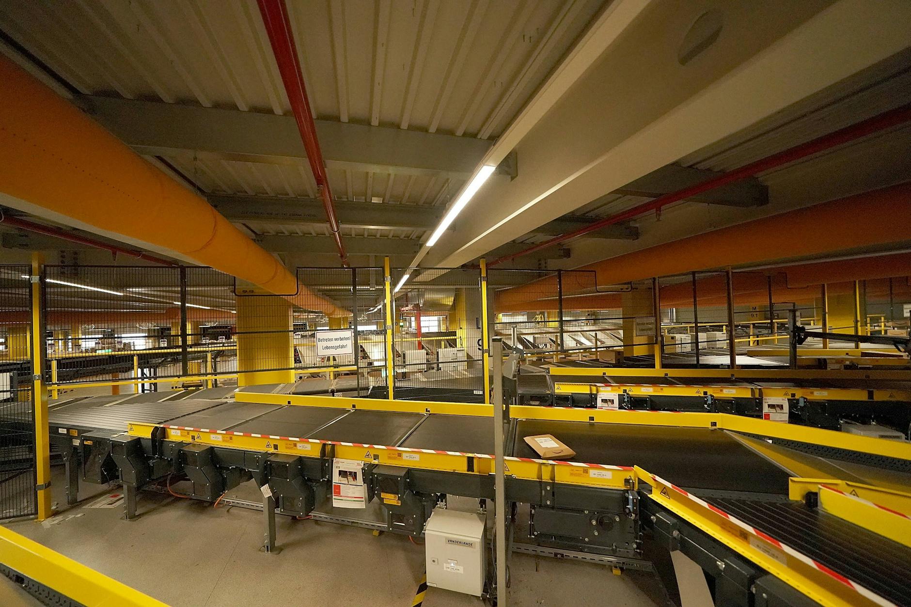 Das Amazon Logistik-Zentrum in Frankenthal - Mitarbeiter sind an diesem Paketband keine zu sehen.