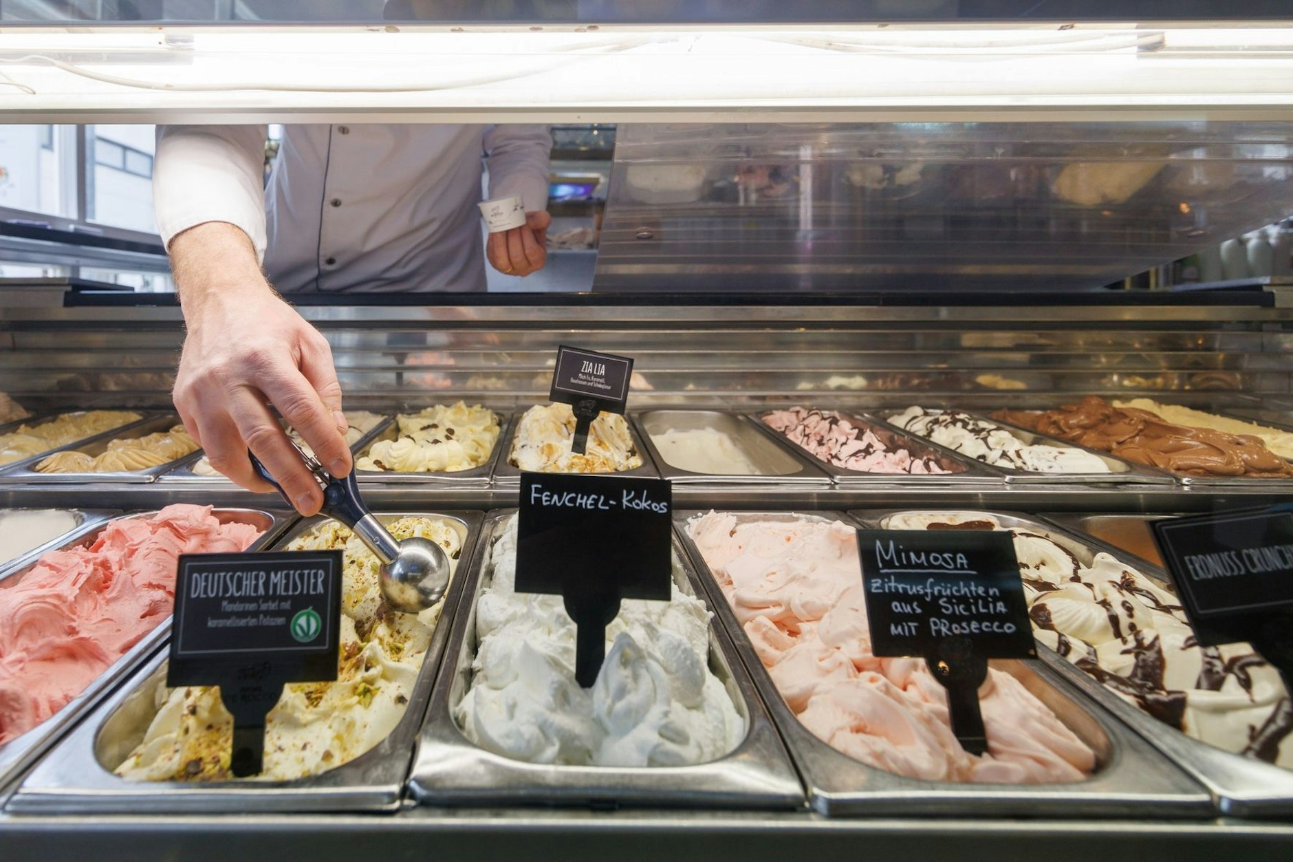 „ Es muss auch schmecken“: Eismacher Luca de Rocco experimentiert gerne - Verkaufsschlager in seiner Eisdiele ist allerdings ein&nbsp;Klassiker.&nbsp;