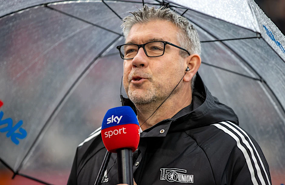 Union Berlins Trainer Urs Fischer bei einem Interview.  
