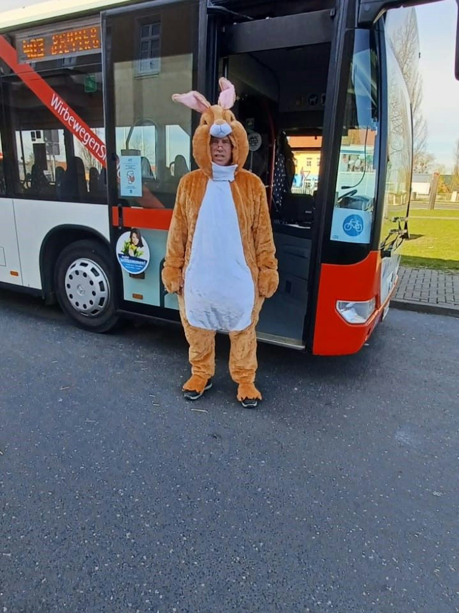 Ralf Lyko als Osterhase vor seinem Linienbus
