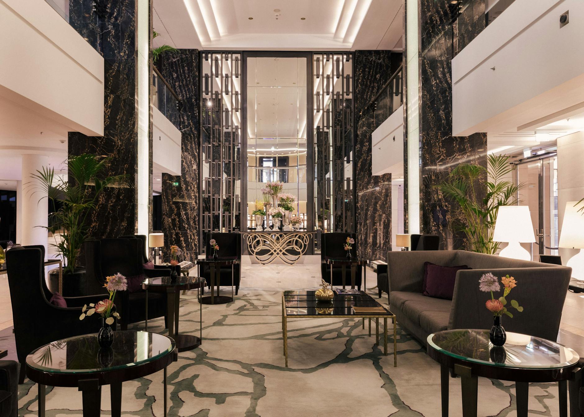 Perfekt für Pfauen: Die Flaniermeile der Lobby heißt im Waldorf „Peacock Alley“.