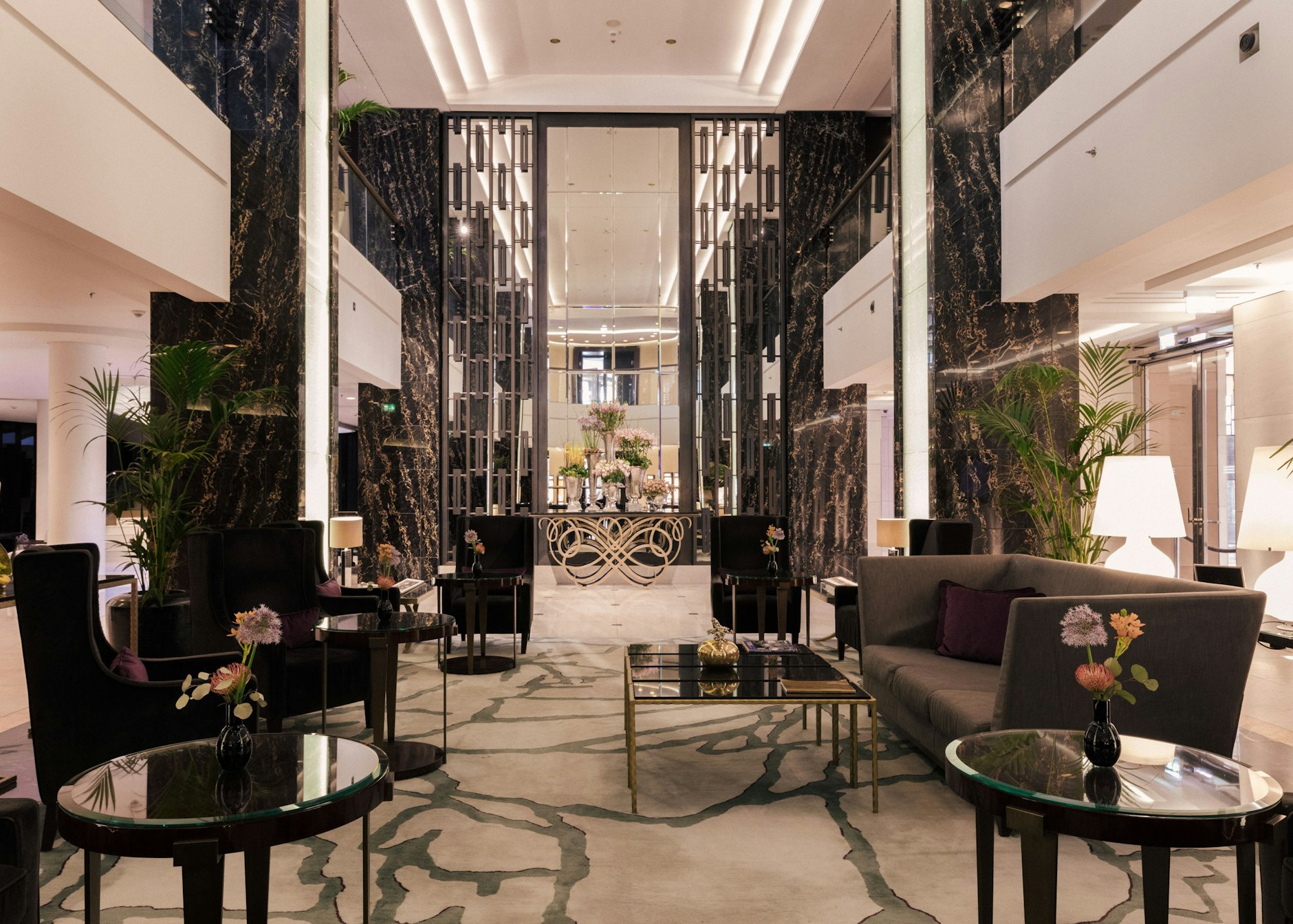 Perfekt für Pfauen: Die Flaniermeile der Lobby heißt im Waldorf „Peacock Alley“.