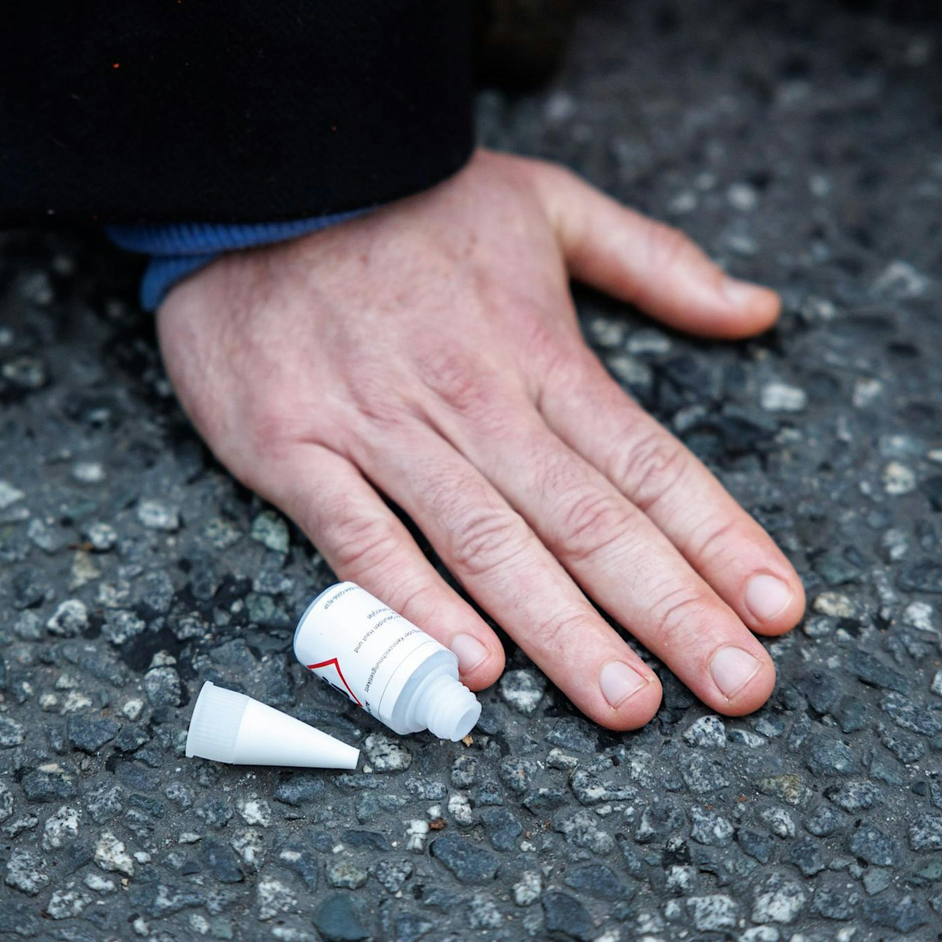 Video: Polizei reißt offenbar angeklebten Klimaaktivisten von der Straße