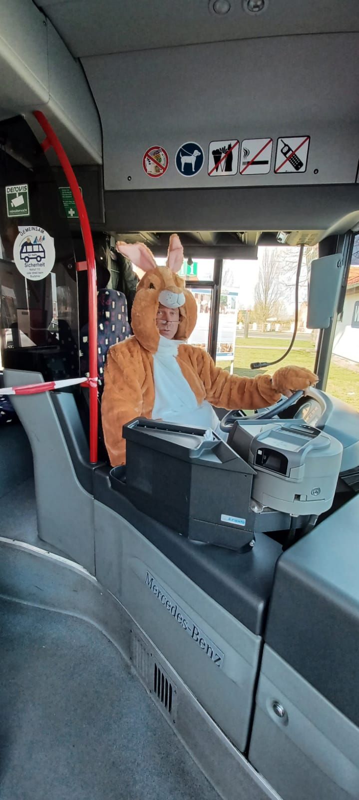 Image - Der Osterhase fährt in der Uckermark Linienbus