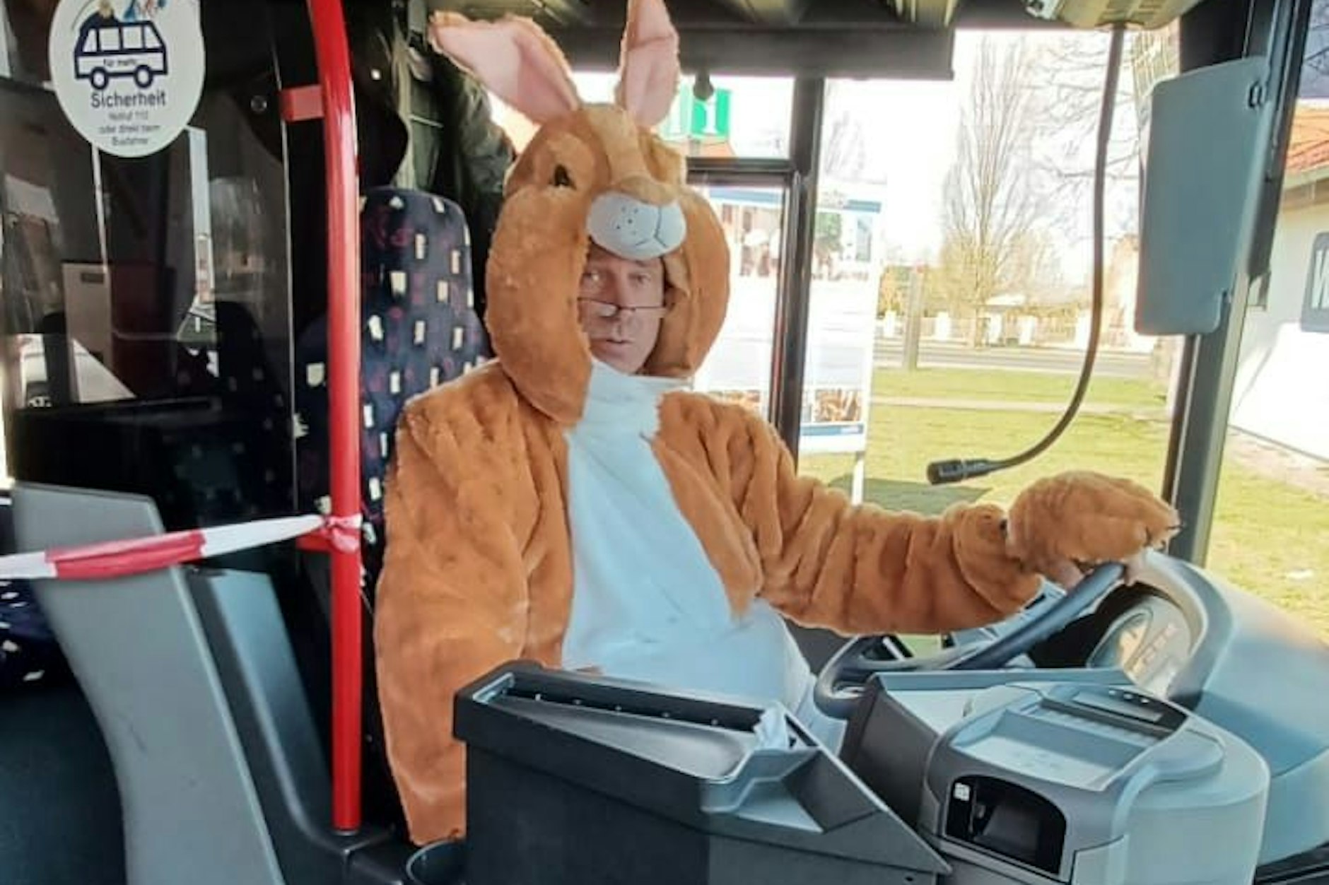 Der Osterhase als Busfahrer: In diesem Kostüm steuert Ralf Lyko seinen Linienbus durch die Uckermark.