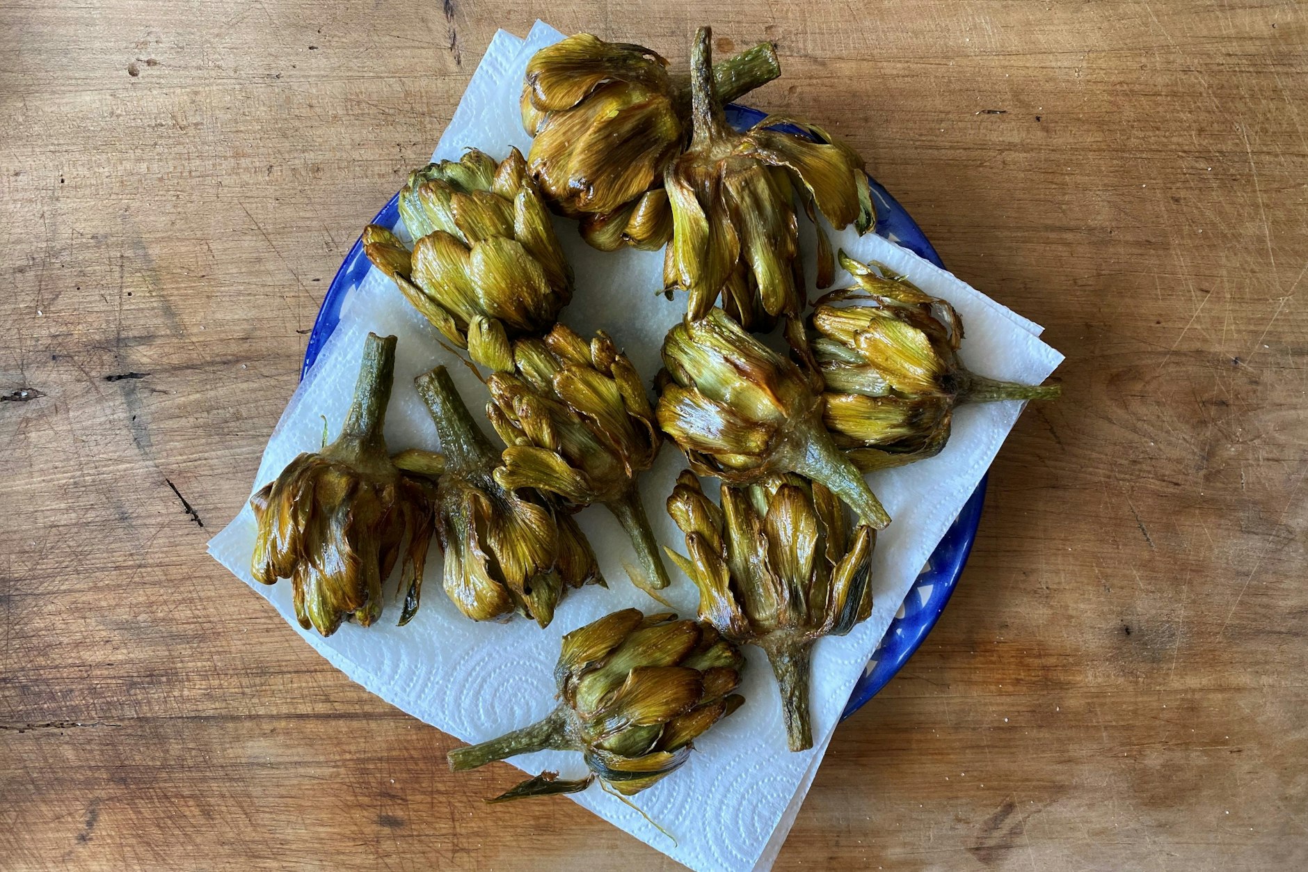 Zur Sauce Gribiche passen vor allem Artischocken a la giudìa, auf jüdische Weise.