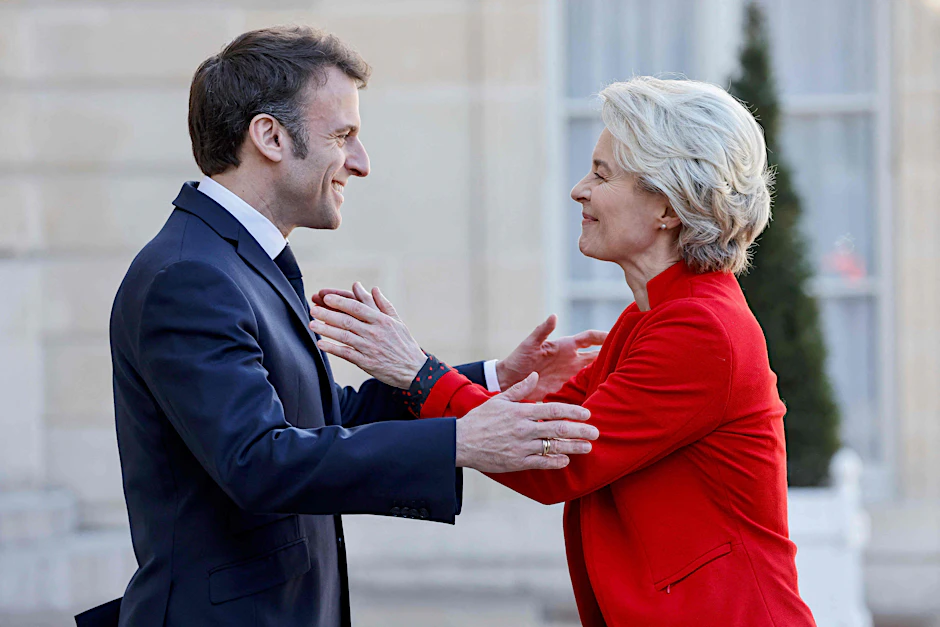 Emmanuel Macron (l.), Präsident von Frankreich, begrüßt Ursula von der Leyen, Präsidentin der Europäischen Kommission, vor einem Treffen am Élysée-Palast.