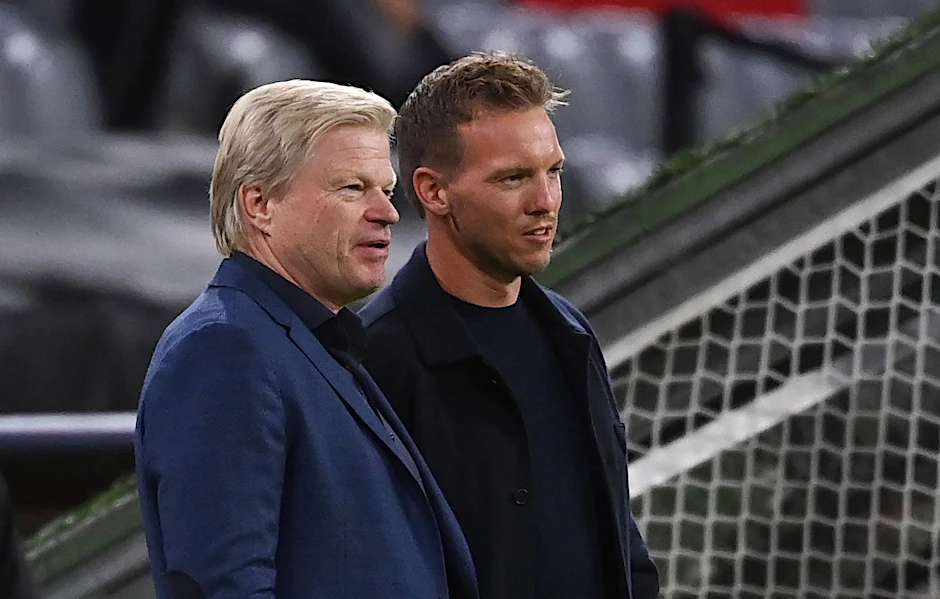 ARCHIV - Bayerns Vorstandschef Oliver Kahn (l) und Ex-Trainer Julian Nagelsmann.  