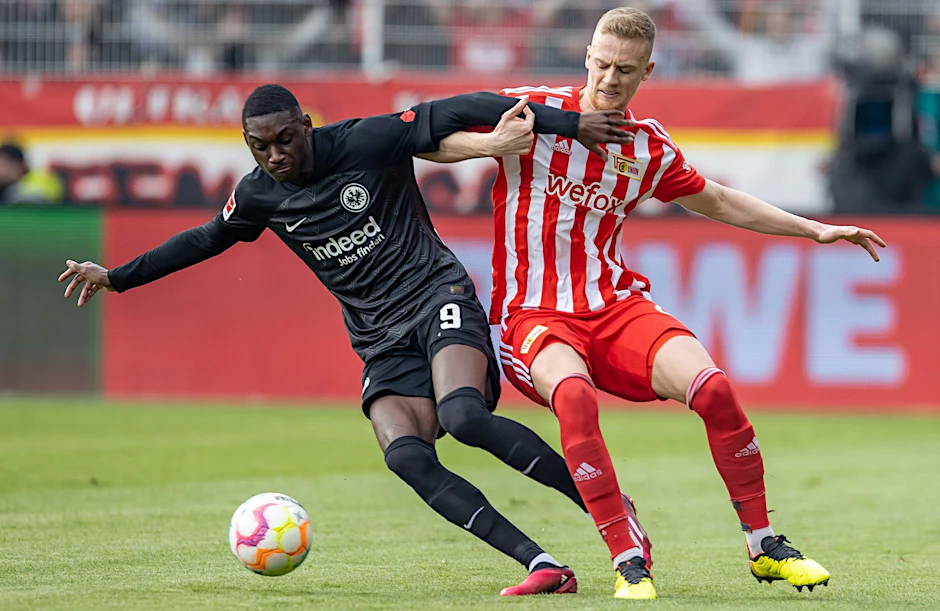 ARCHIV - Randal Kolo Muani von Eintracht Frankfurt kämpft gegen Berlins Timo Baumgartl (r) um den Ball.  