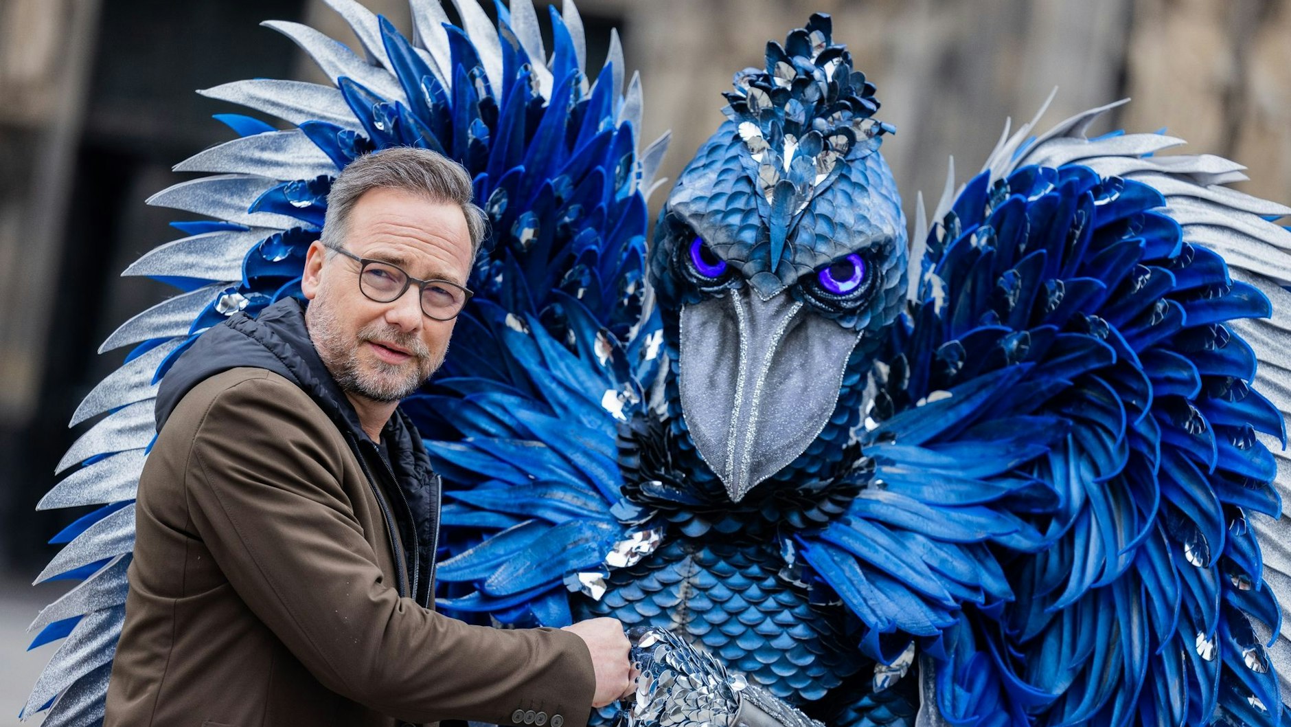 Wer steckt im Schuhschnabel-Kostüm bei „The Masked Singer“? Der Moderator Matthias Opdenhövel verrät nichts.