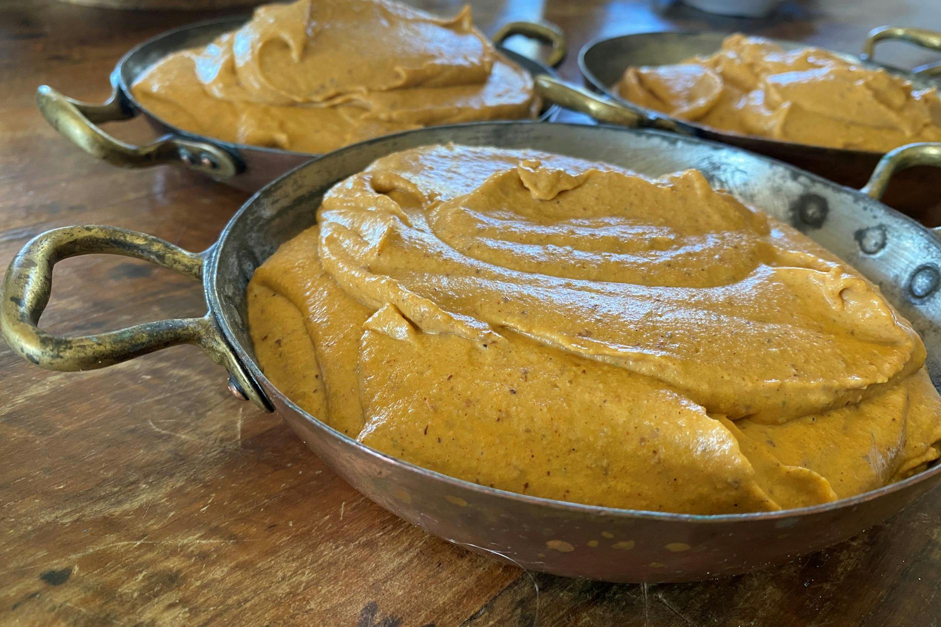 Romesco-Soße wird in Barcelona, Katalonien und auf Mallorca im Frühjahr zu gegrilltem jungen Lauch gegessen.