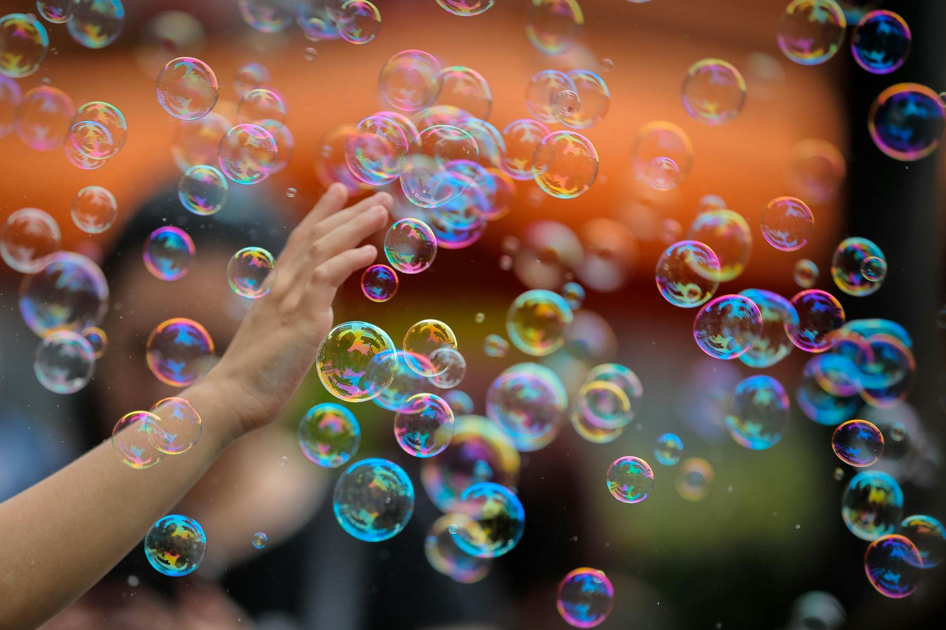 Seifenblasen begeistern jedes Kind. Selber machen ist einfach – und man kann experimentieren.