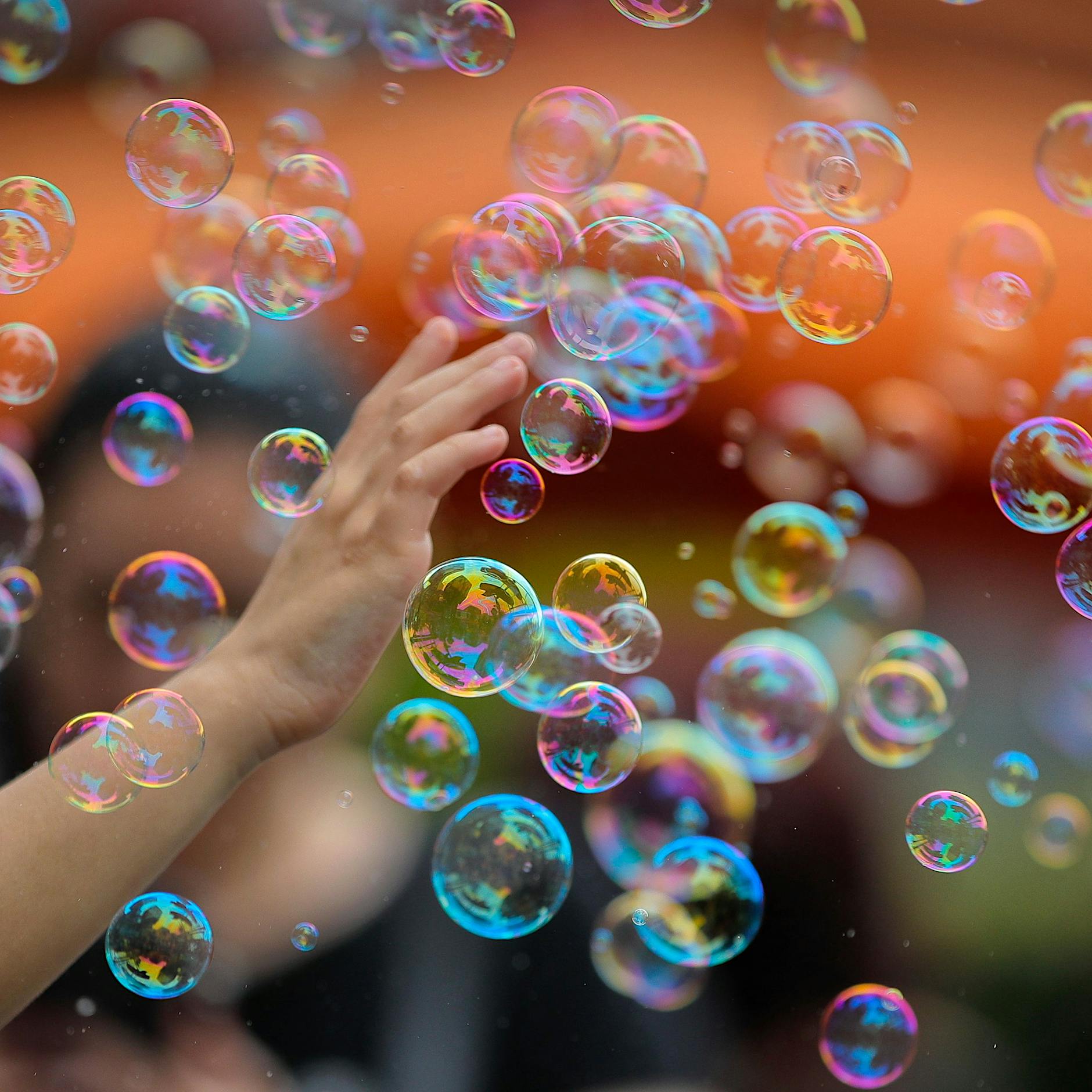 Schleim, Seifenblasen, DIY-Wohnzimmer-Ufo: Die besten Bastel-Ideen für zu Hause