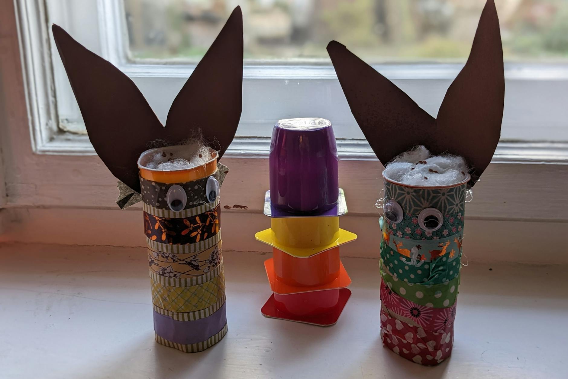 Jetzt nur noch gießen und ans Licht stellen, dann haben die Häschen bald eine Haarpracht aus Kresse.