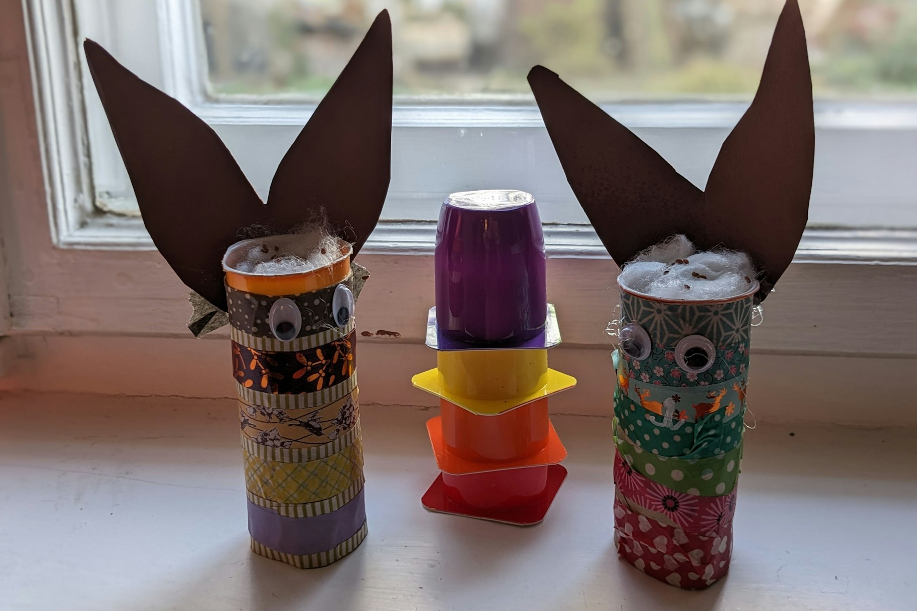 Jetzt nur noch gießen und ans Licht stellen, dann haben die Häschen bald eine Haarpracht aus Kresse.