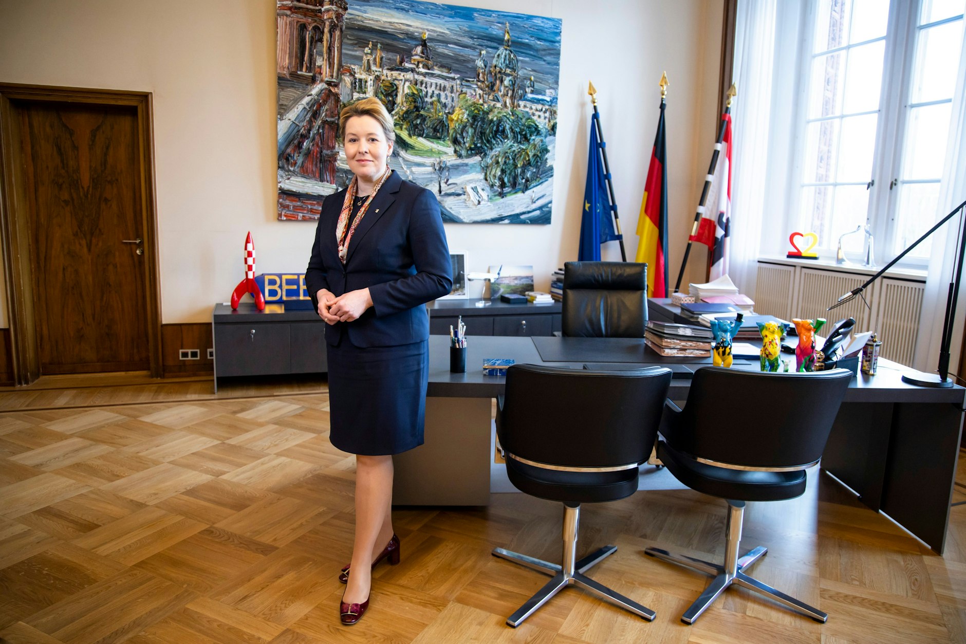 Noch einmal posieren, bevor es vorbei ist: Am 27. April 2023 soll Kai Wegner von der CDU in dieses Büro einziehen.